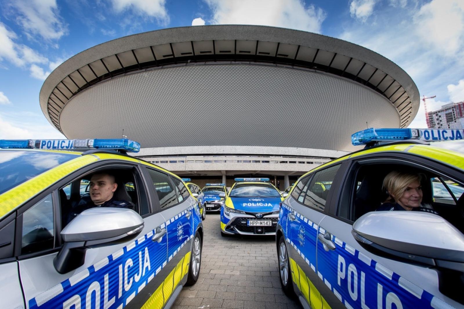 Zdjęcie w galerii na portalu naszraciborz.pl: Śląska policja dostała 85 nowych radiowozów. Trzy toyoty trafią do Raciborza wiadomości z regionu