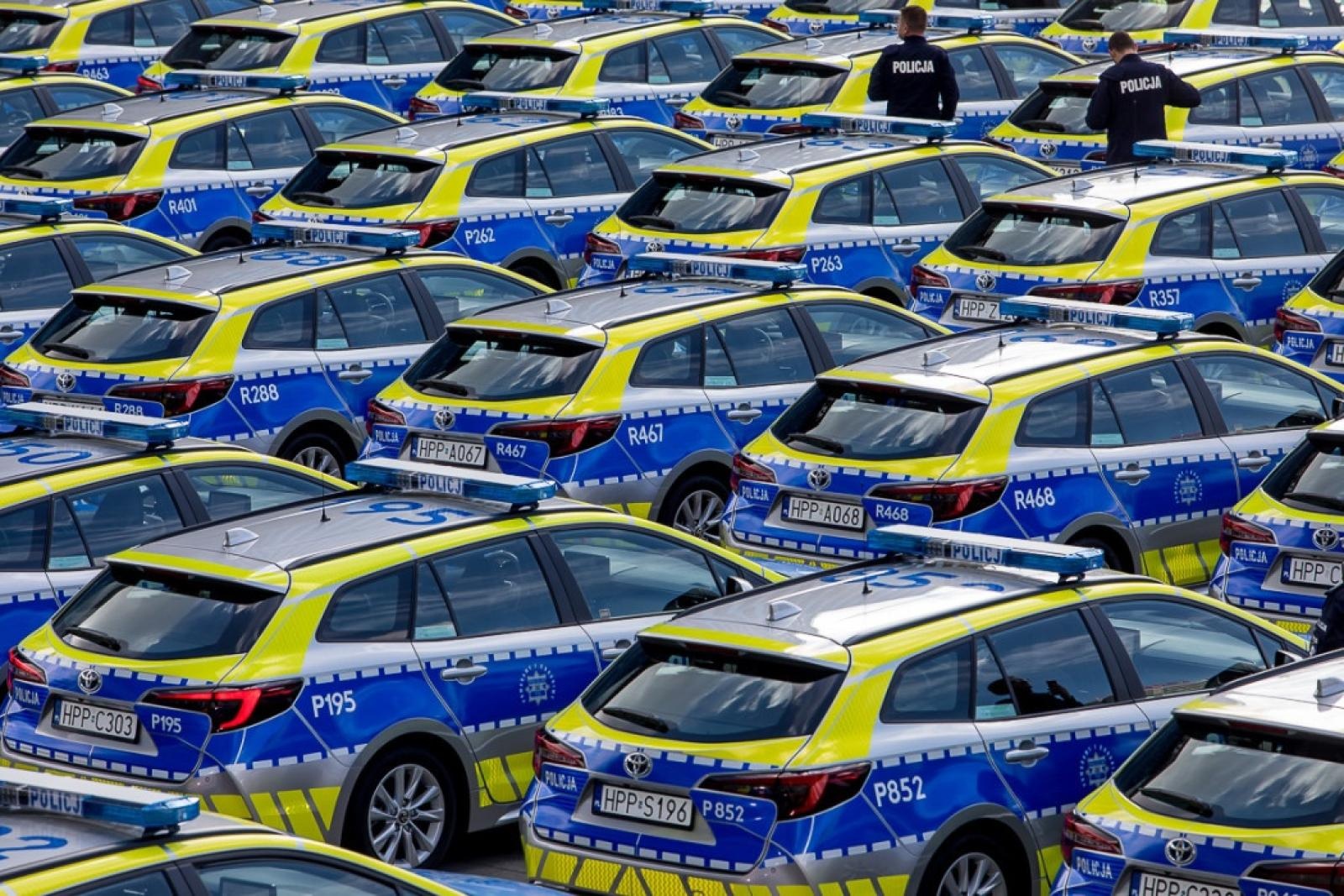 Zdjęcie w galerii na portalu naszraciborz.pl: Śląska policja dostała 85 nowych radiowozów. Trzy toyoty trafią do Raciborza wiadomości z regionu