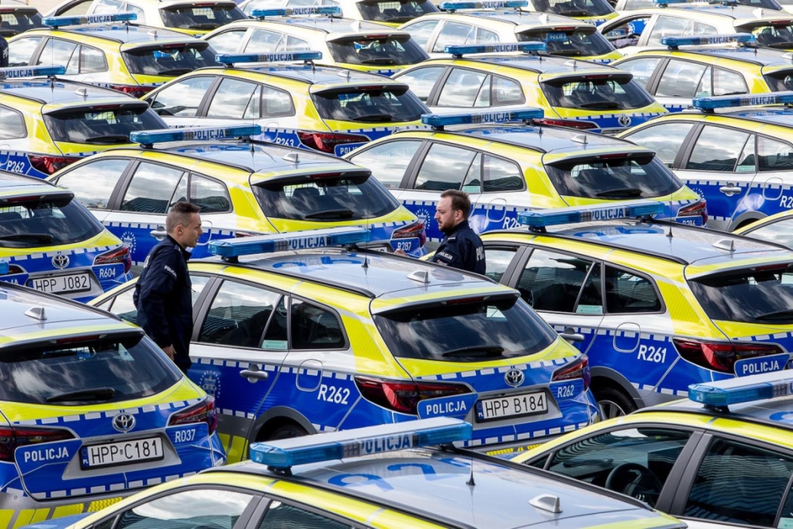 Zdjęcie w galerii na portalu naszraciborz.pl: Śląska policja dostała 85 nowych radiowozów. Trzy toyoty trafią do Raciborza wiadomości z regionu