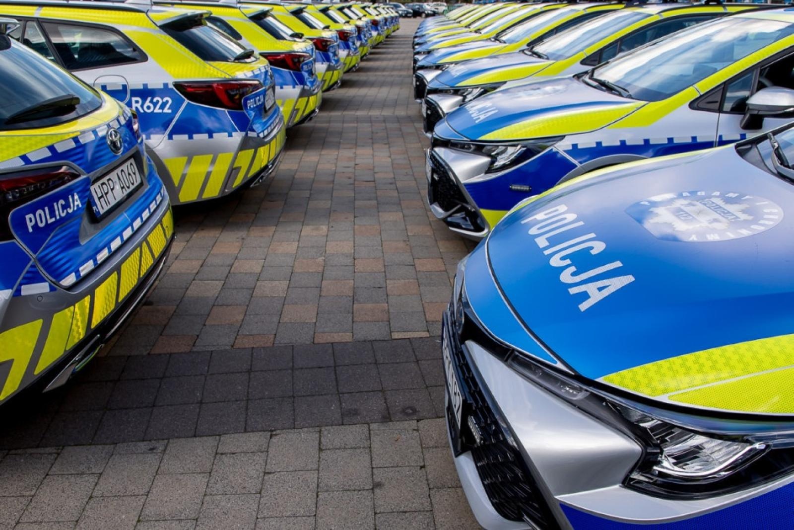 Zdjęcie w galerii na portalu naszraciborz.pl: Śląska policja dostała 85 nowych radiowozów. Trzy toyoty trafią do Raciborza wiadomości z regionu