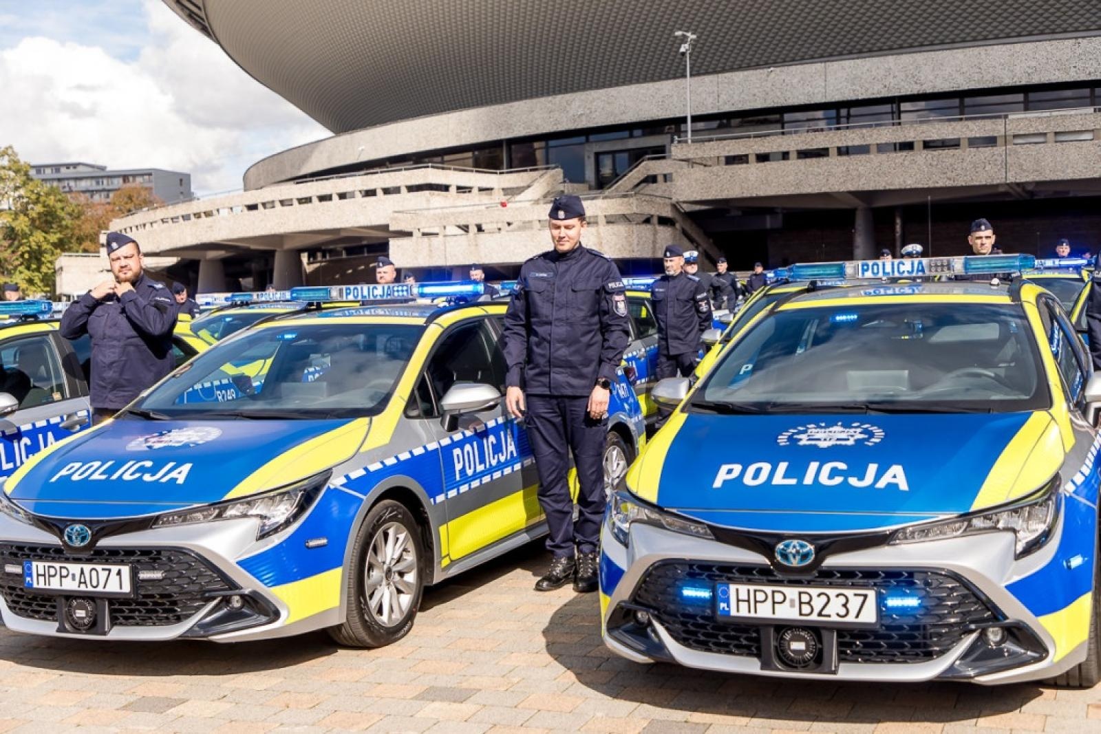 Zdjęcie w galerii na portalu naszraciborz.pl: Śląska policja dostała 85 nowych radiowozów. Trzy toyoty trafią do Raciborza wiadomości z regionu