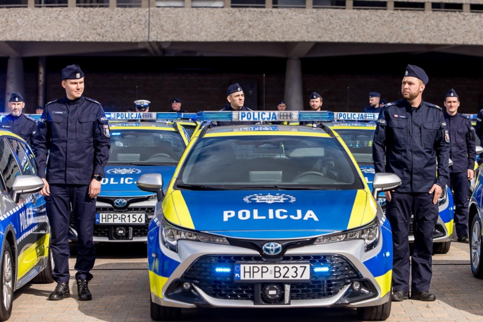 Zdjęcie w galerii na portalu naszraciborz.pl: Śląska policja dostała 85 nowych radiowozów. Trzy toyoty trafią do Raciborza wiadomości z regionu