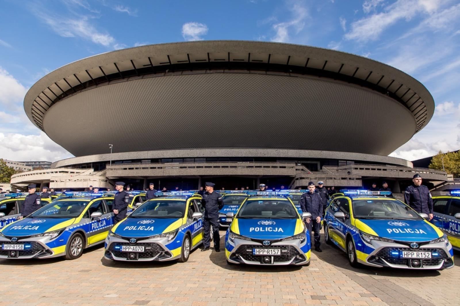 Zdjęcie w galerii na portalu naszraciborz.pl: Śląska policja dostała 85 nowych radiowozów. Trzy toyoty trafią do Raciborza wiadomości z regionu