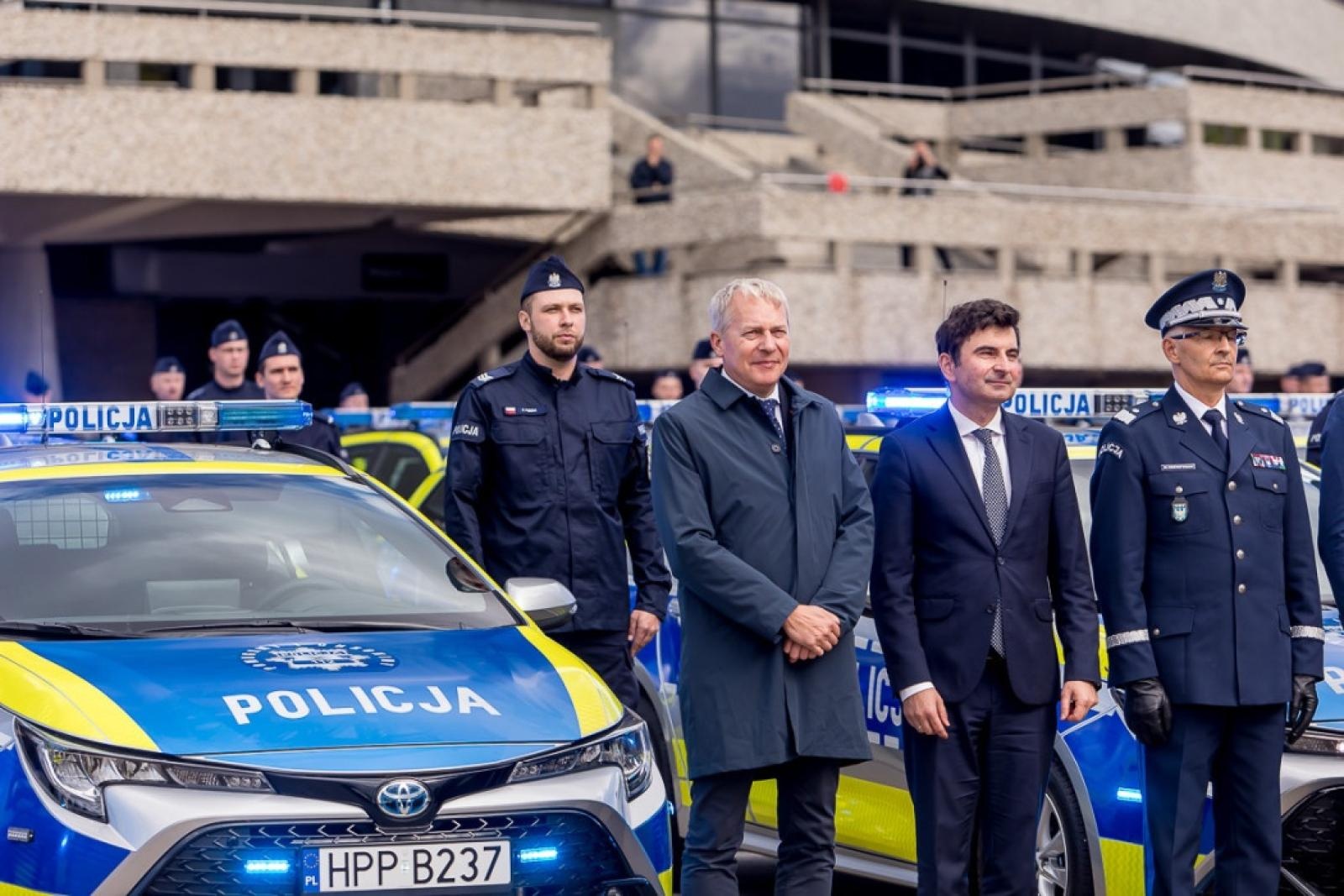 Zdjęcie w galerii na portalu naszraciborz.pl: Śląska policja dostała 85 nowych radiowozów. Trzy toyoty trafią do Raciborza wiadomości z regionu
