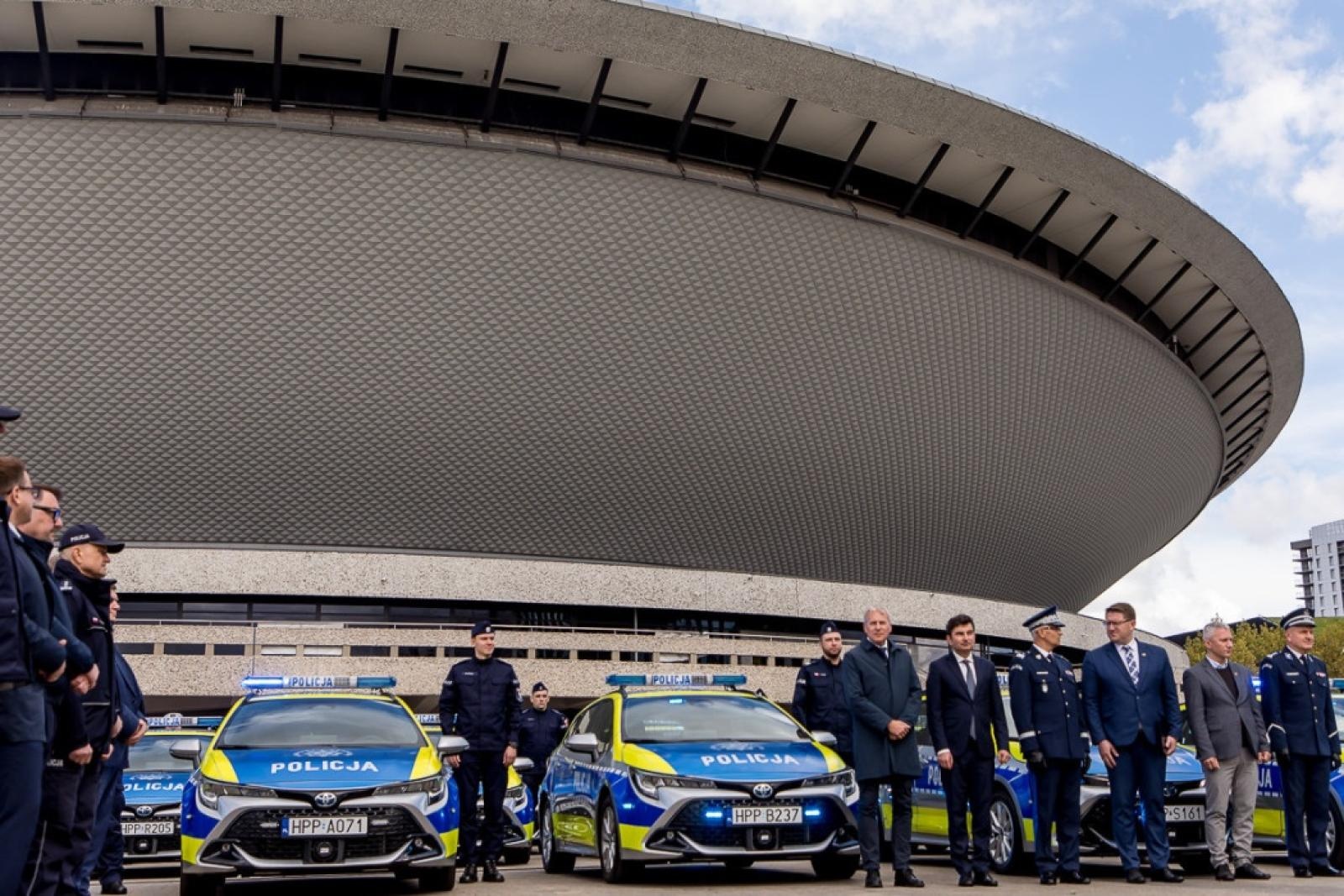 Zdjęcie w galerii na portalu naszraciborz.pl: Śląska policja dostała 85 nowych radiowozów. Trzy toyoty trafią do Raciborza wiadomości z regionu