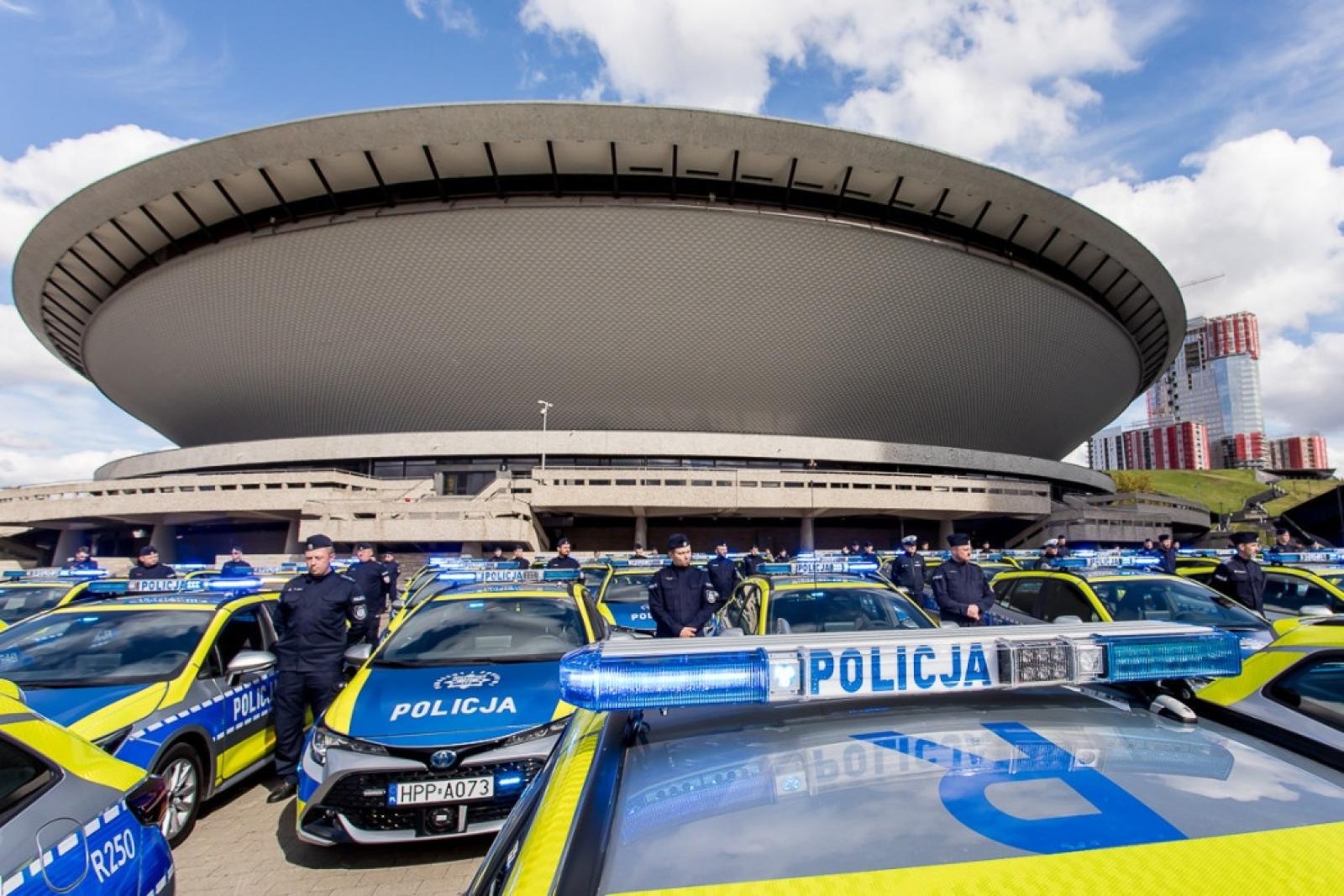 Zdjęcie w galerii na portalu naszraciborz.pl: Śląska policja dostała 85 nowych radiowozów. Trzy toyoty trafią do Raciborza wiadomości z regionu