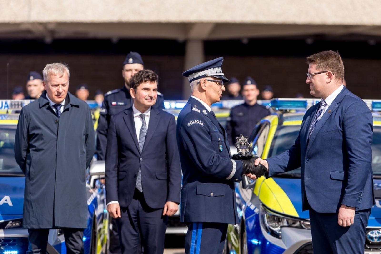 Zdjęcie w galerii na portalu naszraciborz.pl: Śląska policja dostała 85 nowych radiowozów. Trzy toyoty trafią do Raciborza wiadomości z regionu