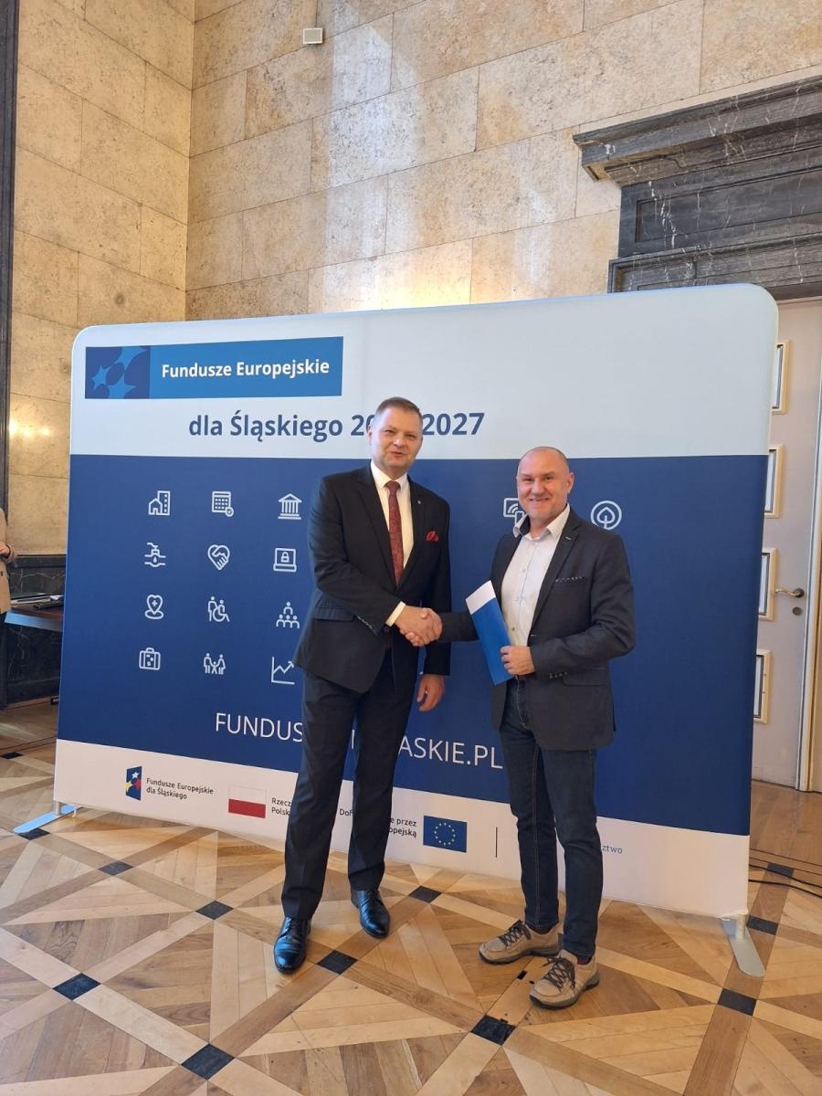 Zdjęcie w galerii na portalu naszraciborz.pl: Wręczenie listu gratulacyjnego dla Stowarzyszenia PERSONA i PUP Racibórz wiadomości z regionu