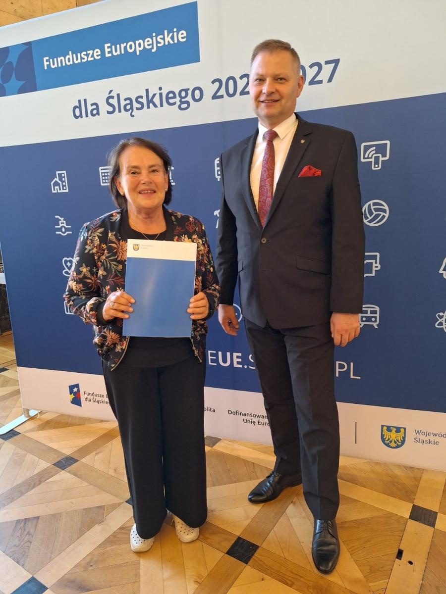 Zdjęcie w galerii na portalu naszraciborz.pl: Wręczenie listu gratulacyjnego dla Stowarzyszenia PERSONA i PUP Racibórz wiadomości z regionu