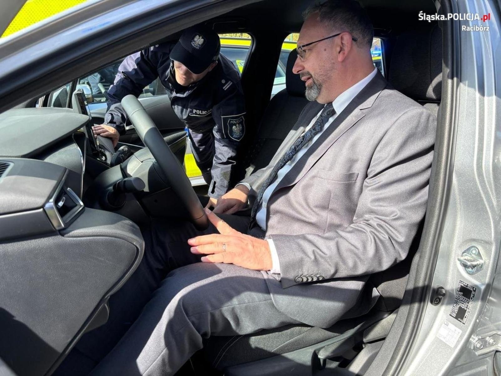 Zdjęcie w galerii na portalu naszraciborz.pl: Burmistrz, wójt i komendant w nowiutkich toyotach wiadomości z regionu