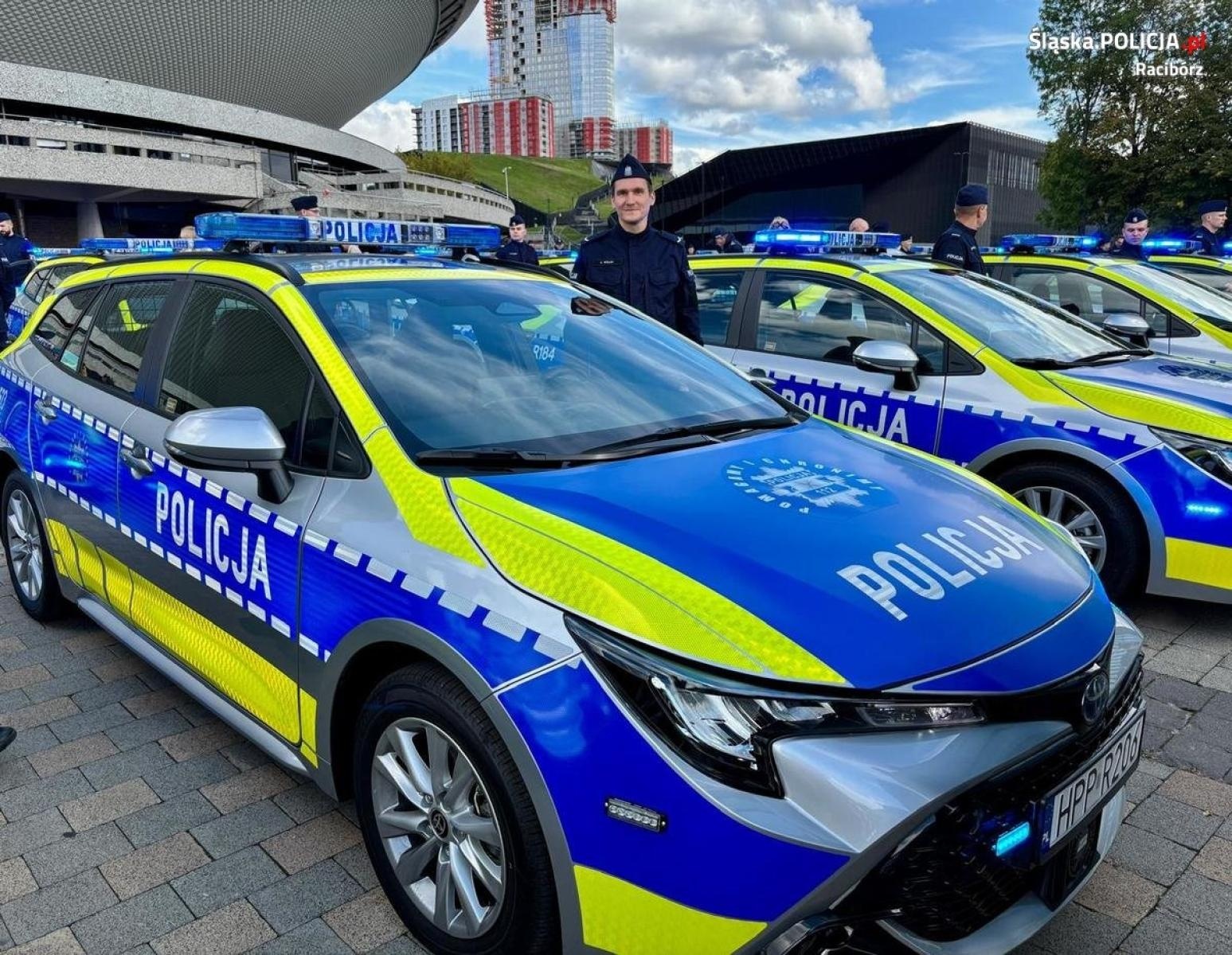 Zdjęcie w galerii na portalu naszraciborz.pl: Burmistrz, wójt i komendant w nowiutkich toyotach wiadomości z regionu