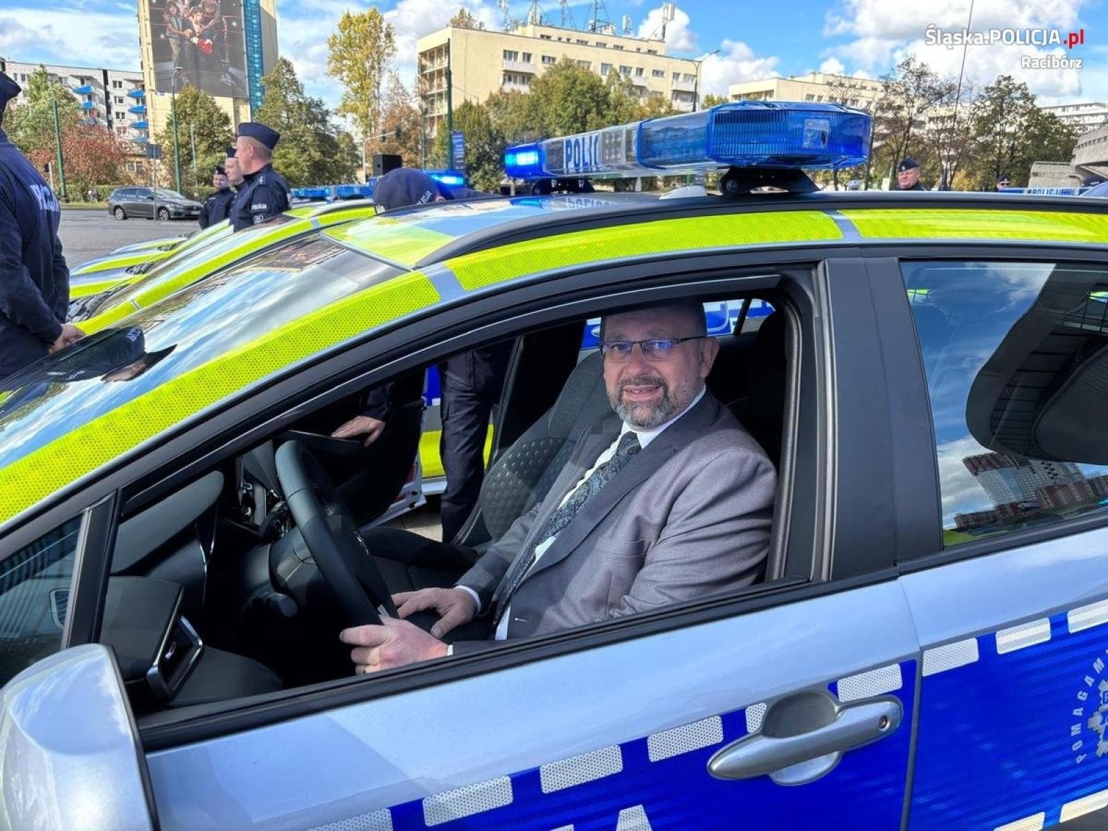 Zdjęcie w galerii na portalu naszraciborz.pl: Burmistrz, wójt i komendant w nowiutkich toyotach wiadomości z regionu