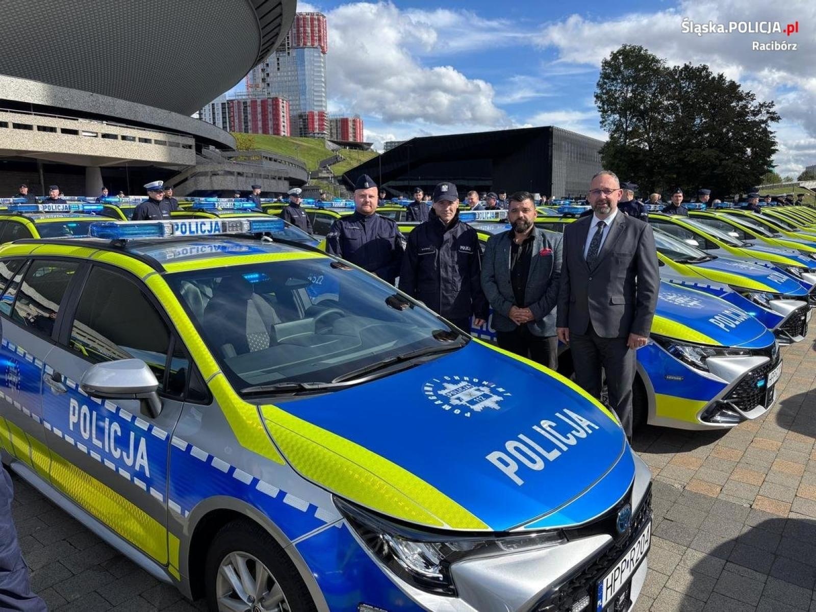 Zdjęcie w galerii na portalu naszraciborz.pl: Burmistrz, wójt i komendant w nowiutkich toyotach wiadomości z regionu