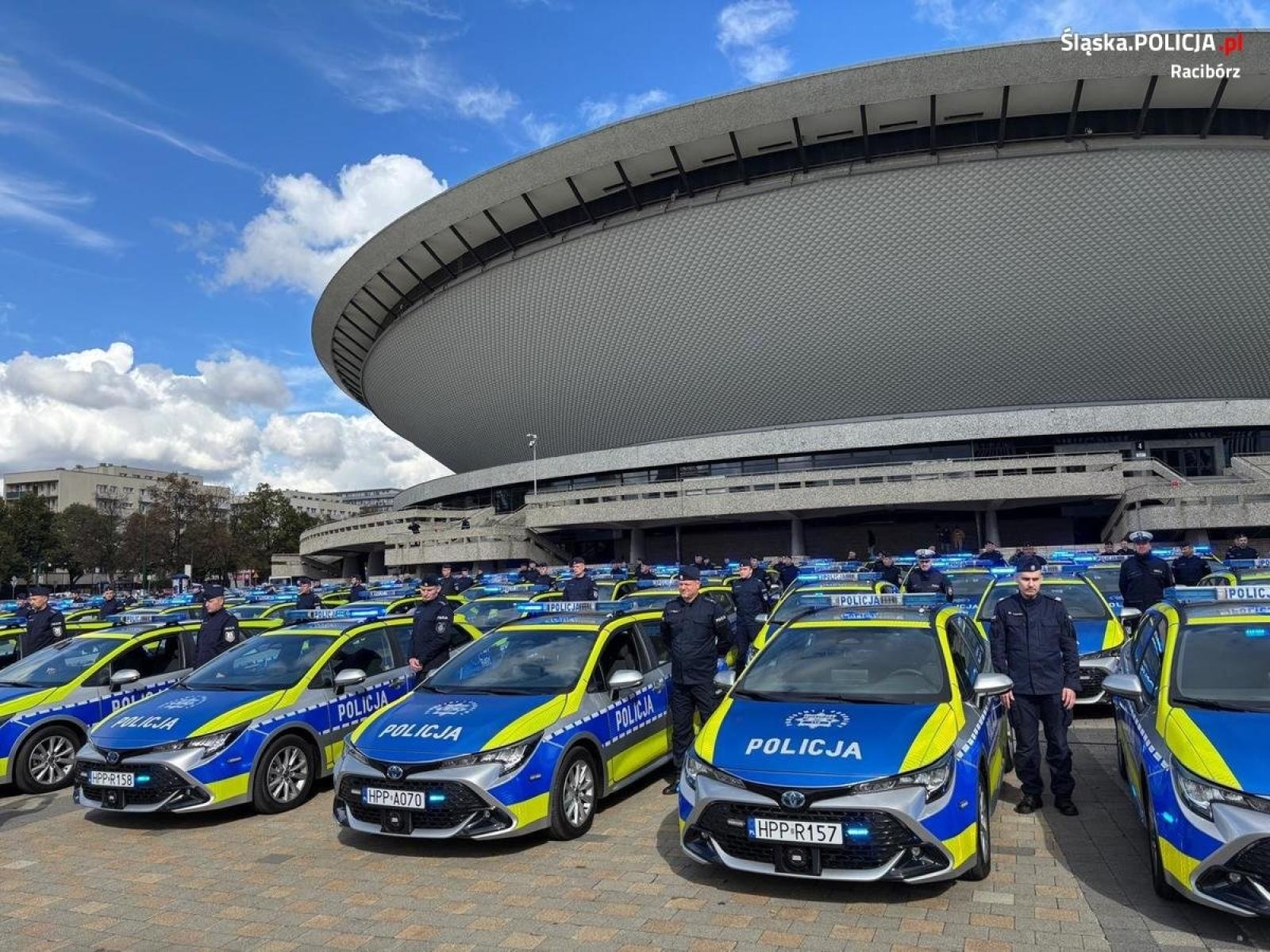Zdjęcie w galerii na portalu naszraciborz.pl: Burmistrz, wójt i komendant w nowiutkich toyotach wiadomości z regionu