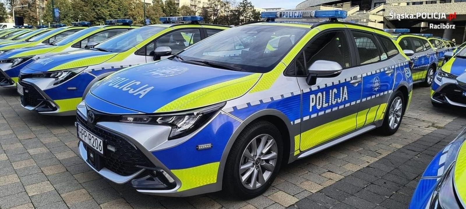 Zdjęcie w galerii na portalu naszraciborz.pl: Burmistrz, wójt i komendant w nowiutkich toyotach wiadomości z regionu