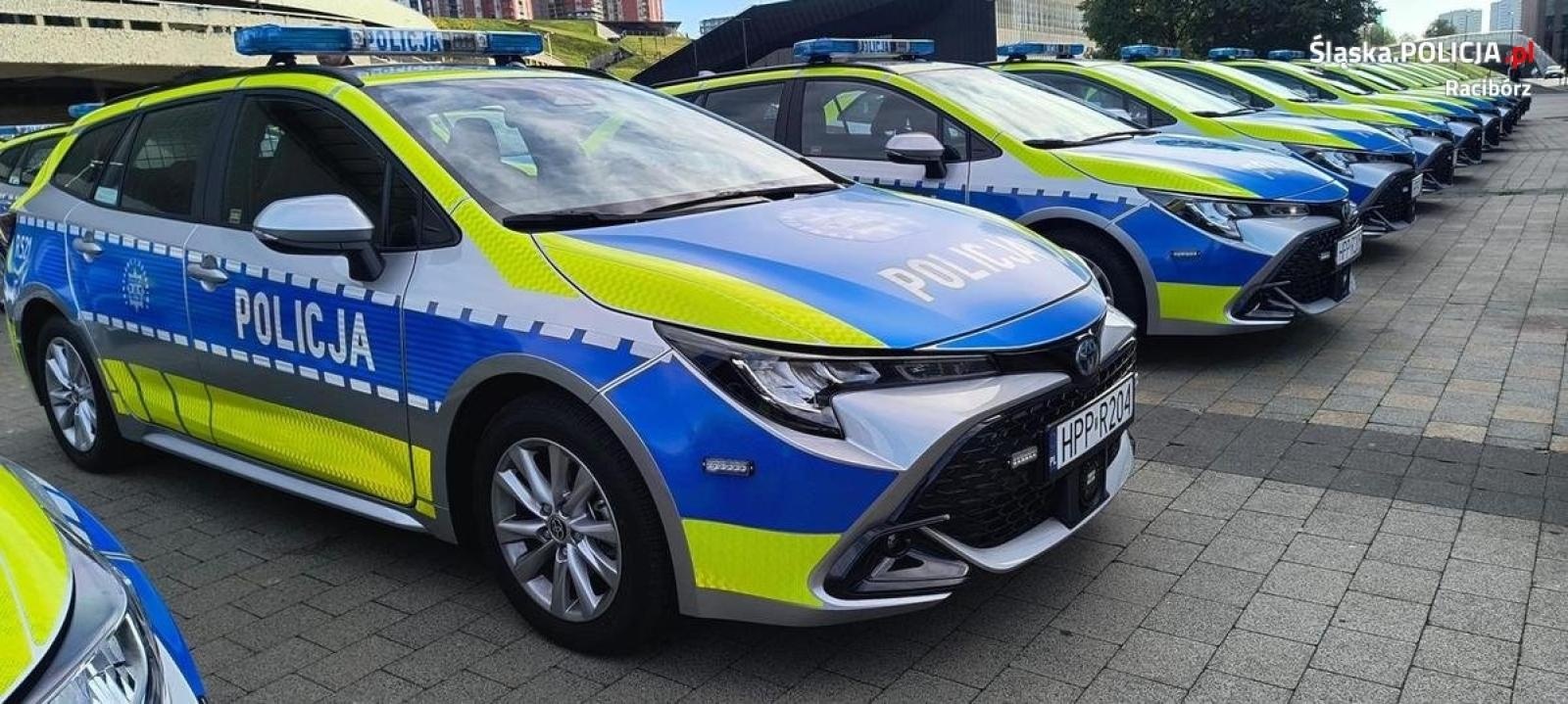 Zdjęcie w galerii na portalu naszraciborz.pl: Burmistrz, wójt i komendant w nowiutkich toyotach wiadomości z regionu