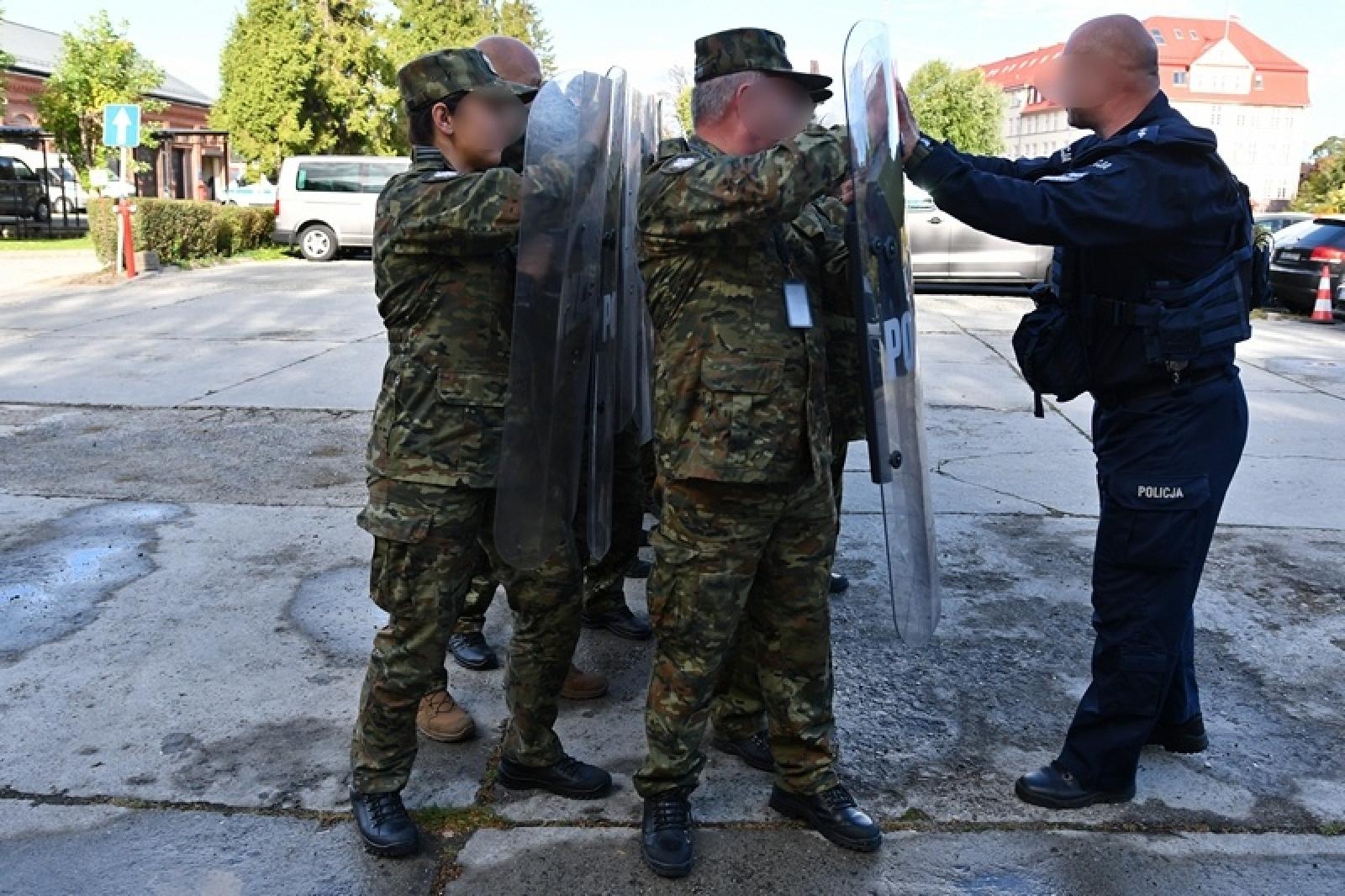 Zdjęcie w galerii na portalu naszraciborz.pl: Funkcjonariusze Śląskiego Oddziału Straży Granicznej szkolą się z policjantami wiadomości z regionu