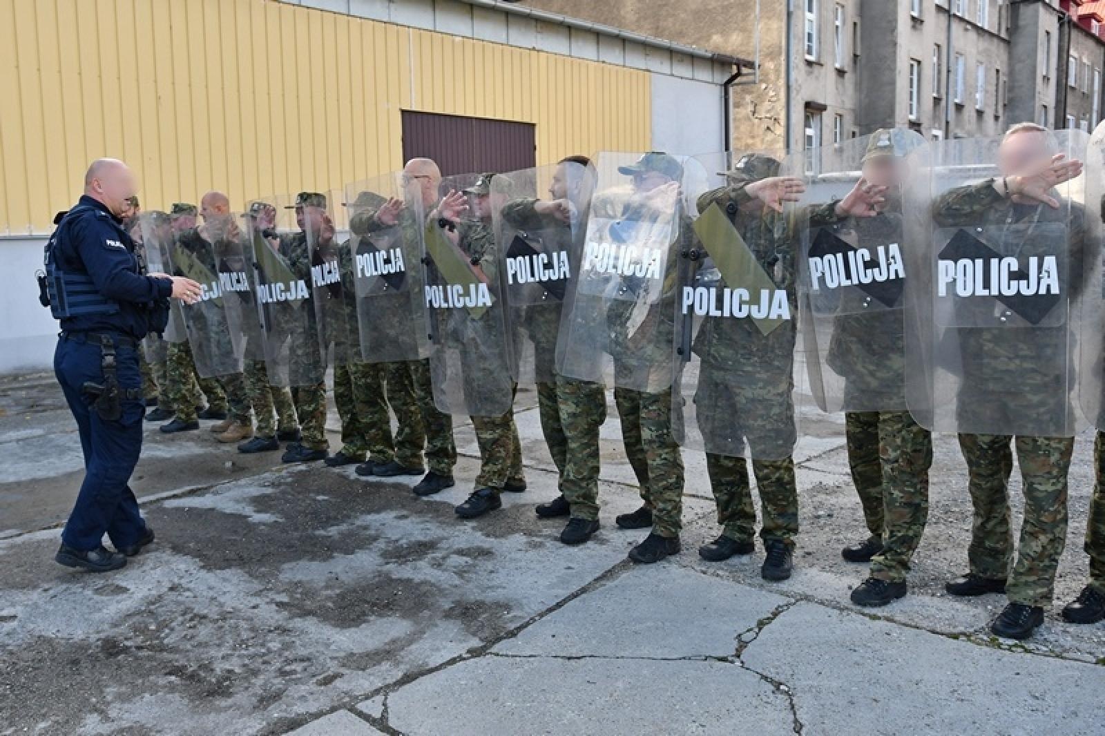 Zdjęcie w galerii na portalu naszraciborz.pl: Funkcjonariusze Śląskiego Oddziału Straży Granicznej szkolą się z policjantami wiadomości z regionu