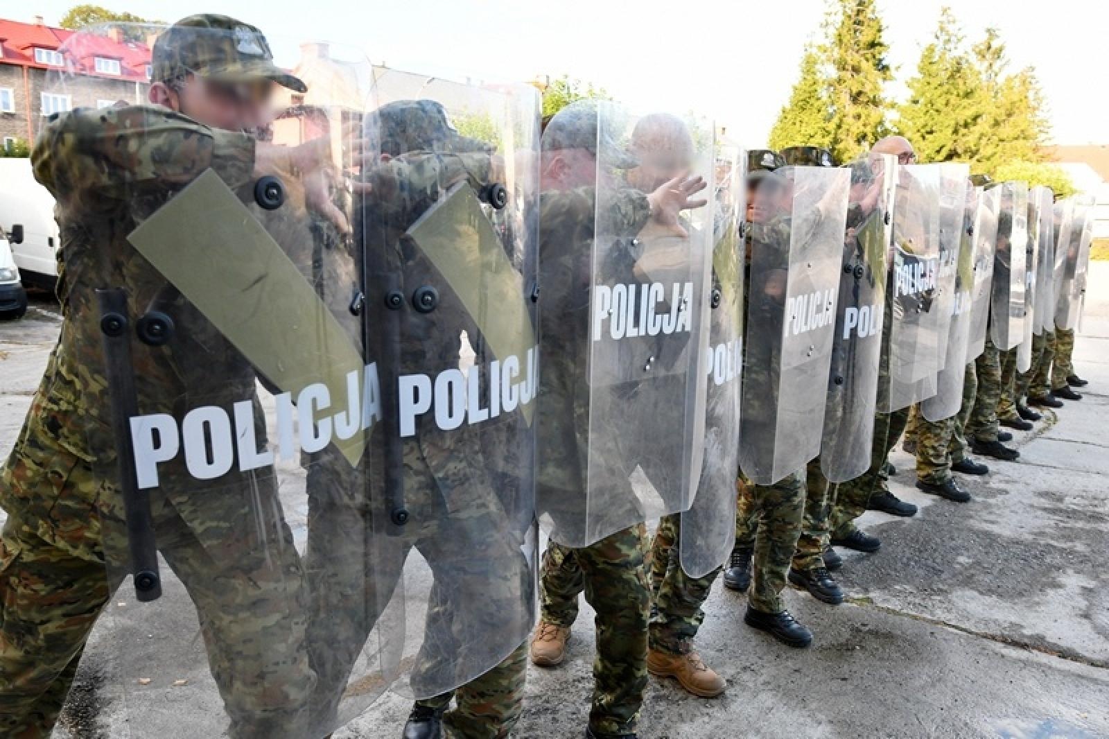 Zdjęcie w galerii na portalu naszraciborz.pl: Funkcjonariusze Śląskiego Oddziału Straży Granicznej szkolą się z policjantami wiadomości z regionu