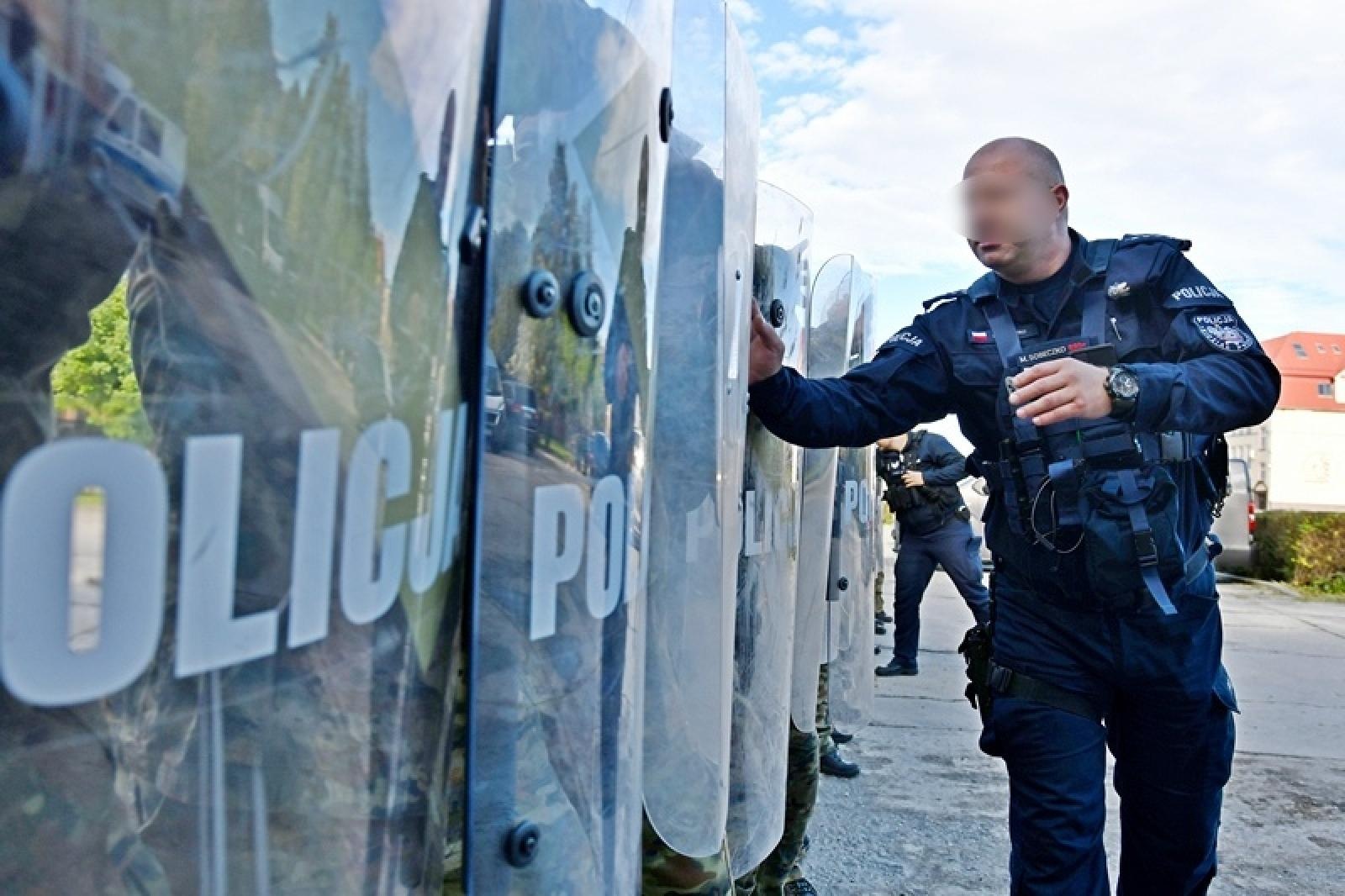 Zdjęcie w galerii na portalu naszraciborz.pl: Funkcjonariusze Śląskiego Oddziału Straży Granicznej szkolą się z policjantami wiadomości z regionu
