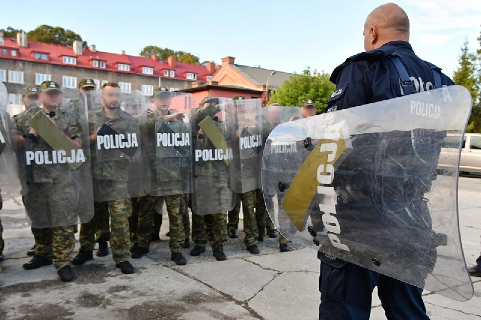 Zdjęcie w galerii na portalu naszraciborz.pl: Funkcjonariusze Śląskiego Oddziału Straży Granicznej szkolą się z policjantami wiadomości z regionu