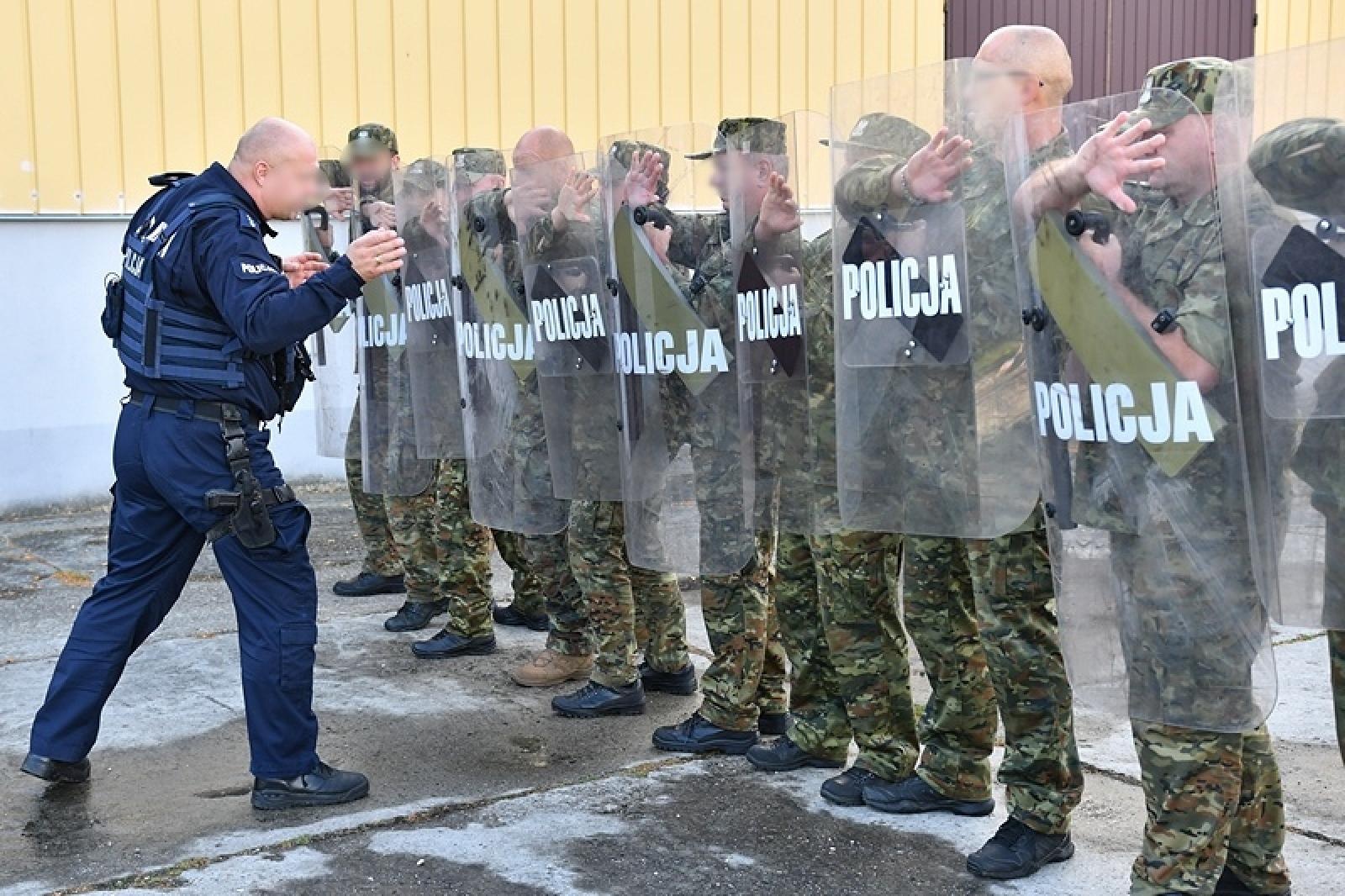 Zdjęcie w galerii na portalu naszraciborz.pl: Funkcjonariusze Śląskiego Oddziału Straży Granicznej szkolą się z policjantami wiadomości z regionu