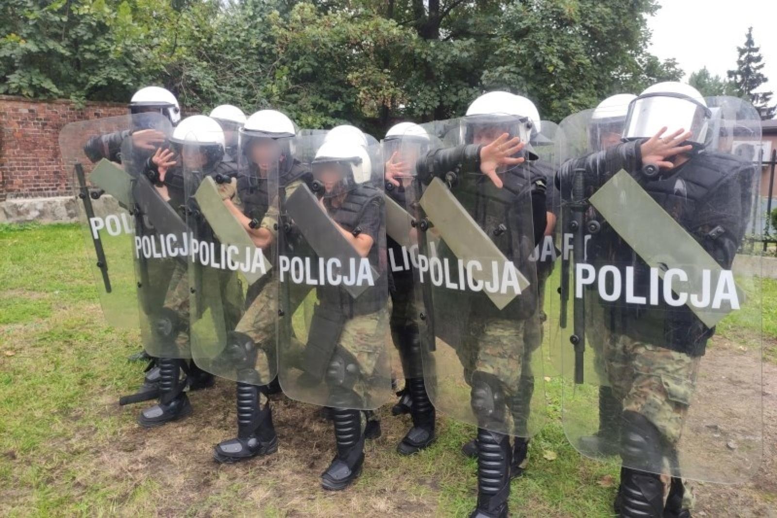 Zdjęcie w galerii na portalu naszraciborz.pl: Funkcjonariusze Śląskiego Oddziału Straży Granicznej szkolą się z policjantami wiadomości z regionu