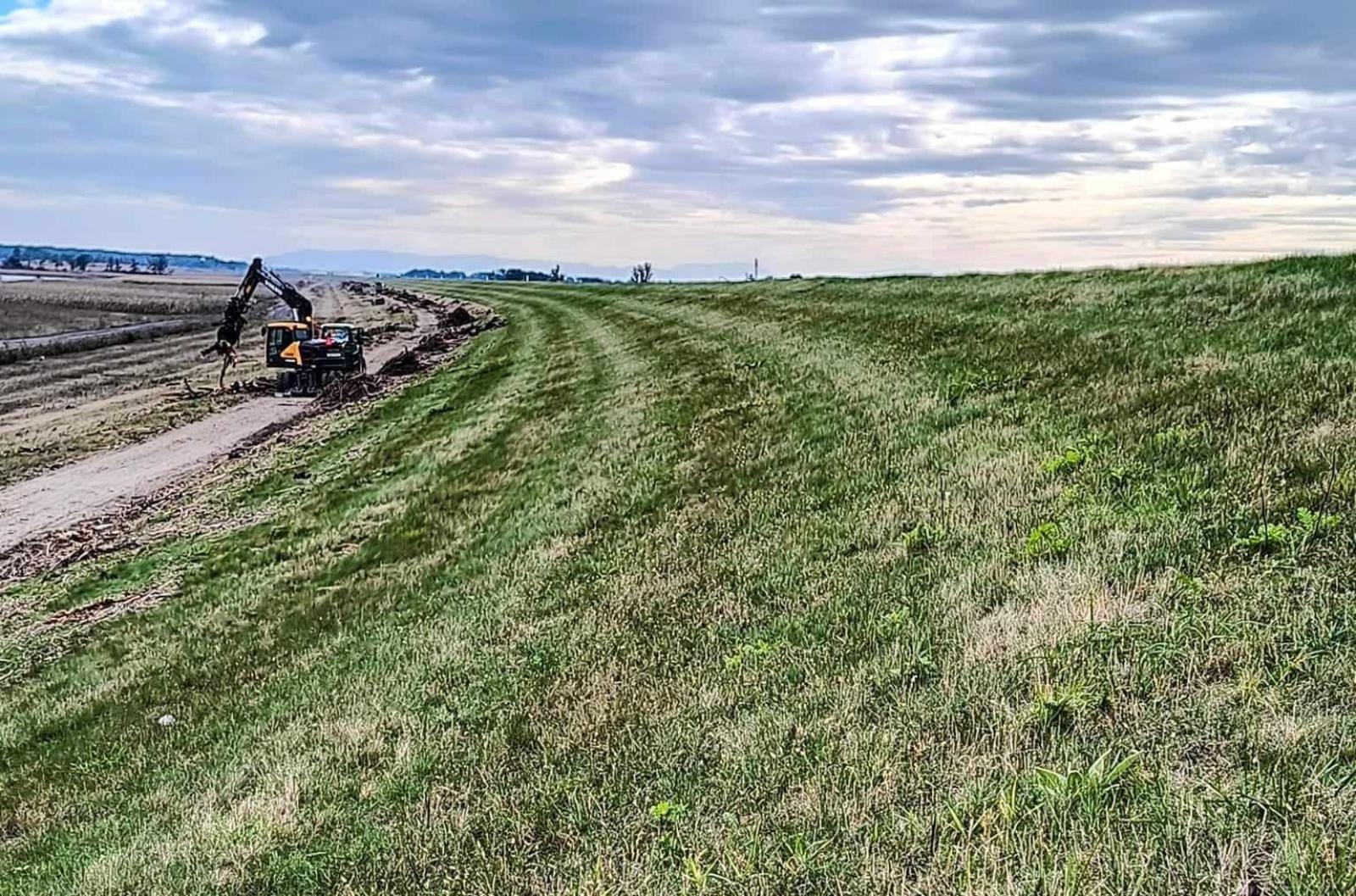 Zdjęcie w galerii na portalu naszraciborz.pl: Zbiornik Racibórz Dolny zakończył piętrzenie powodziowe. Ruszyło wielkie sprzątanie wiadomości z regionu