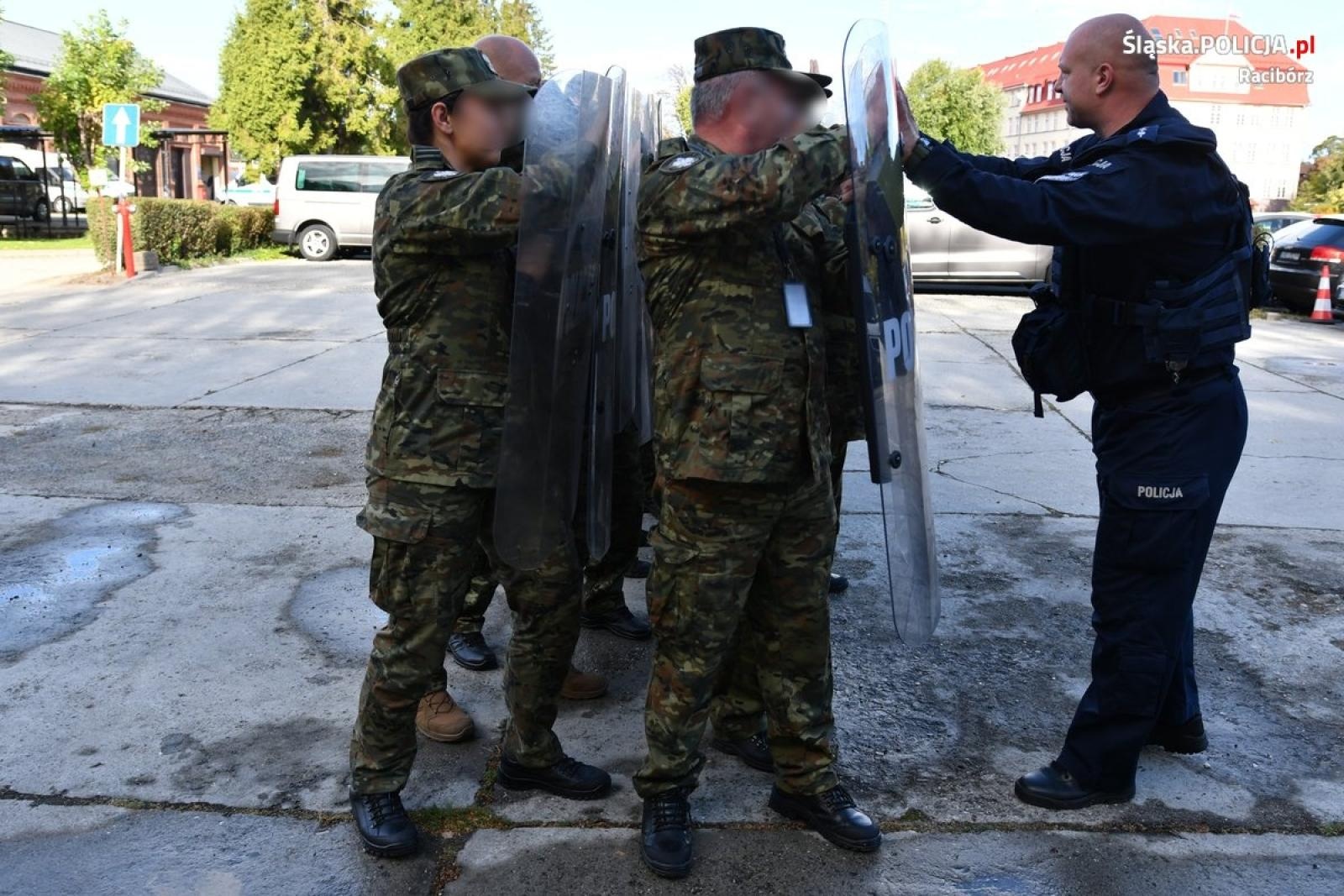 Zdjęcie w galerii na portalu naszraciborz.pl: Pogranicznicy z Raciborza uczyli się jak odeprzeć atak na granicy wiadomości z regionu