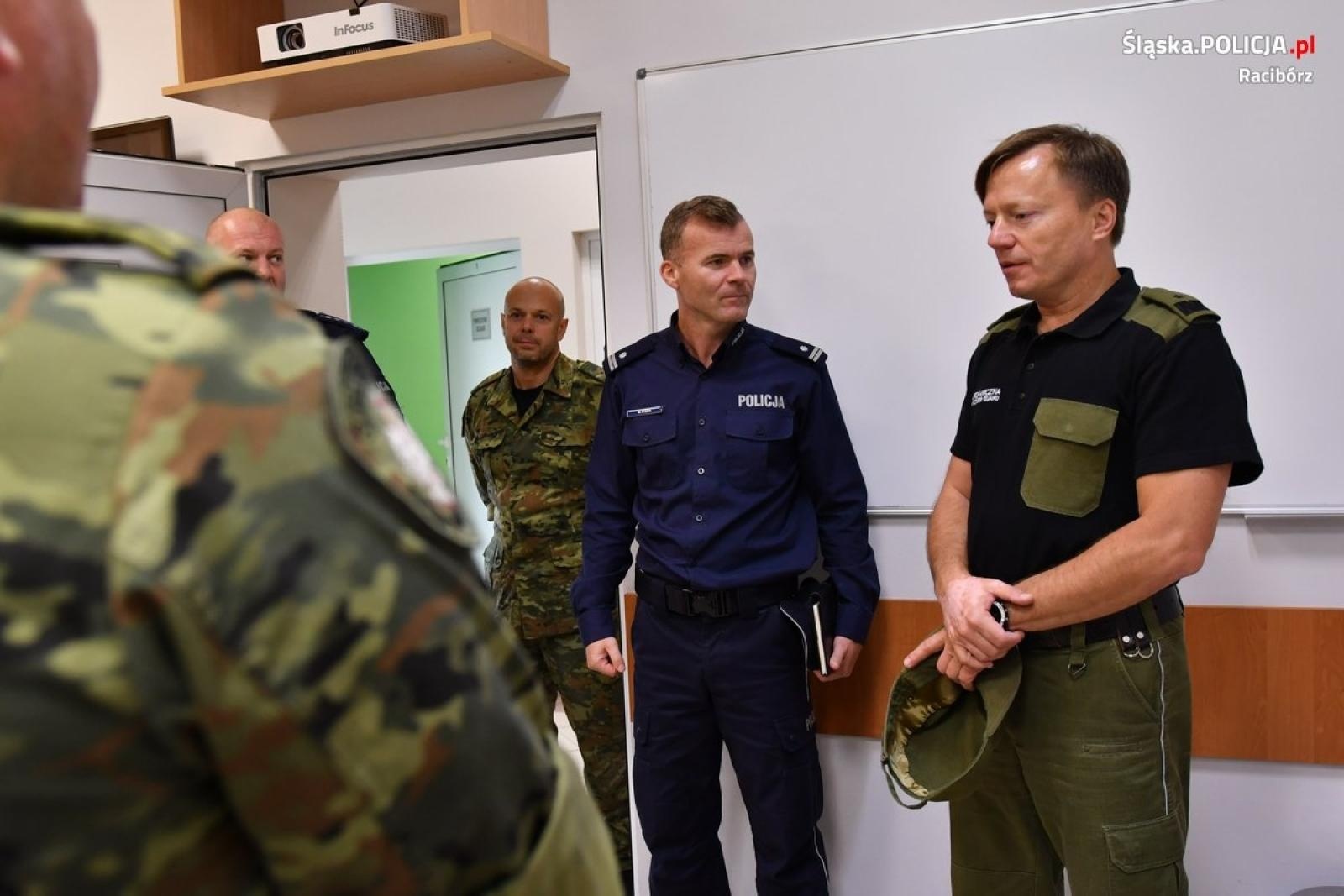 Zdjęcie w galerii na portalu naszraciborz.pl: Pogranicznicy z Raciborza uczyli się jak odeprzeć atak na granicy wiadomości z regionu