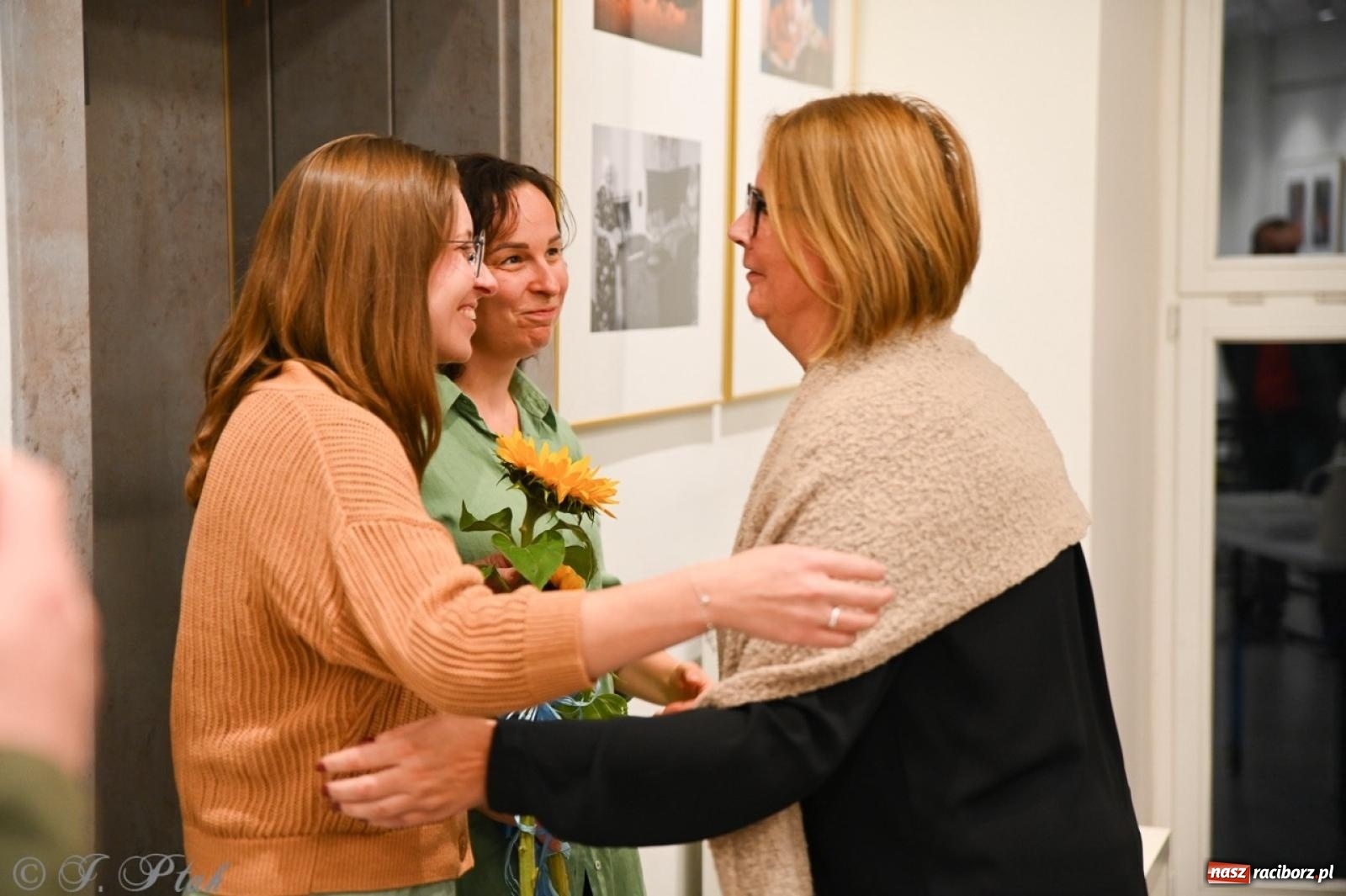 Zdjęcie w galerii na portalu naszraciborz.pl: Sztuka przeciw wojnie – Spotkanie z Tetianą Oleksiienką i Tają Levchenko w Bibliotece Raciborskiej wiadomości z regionu