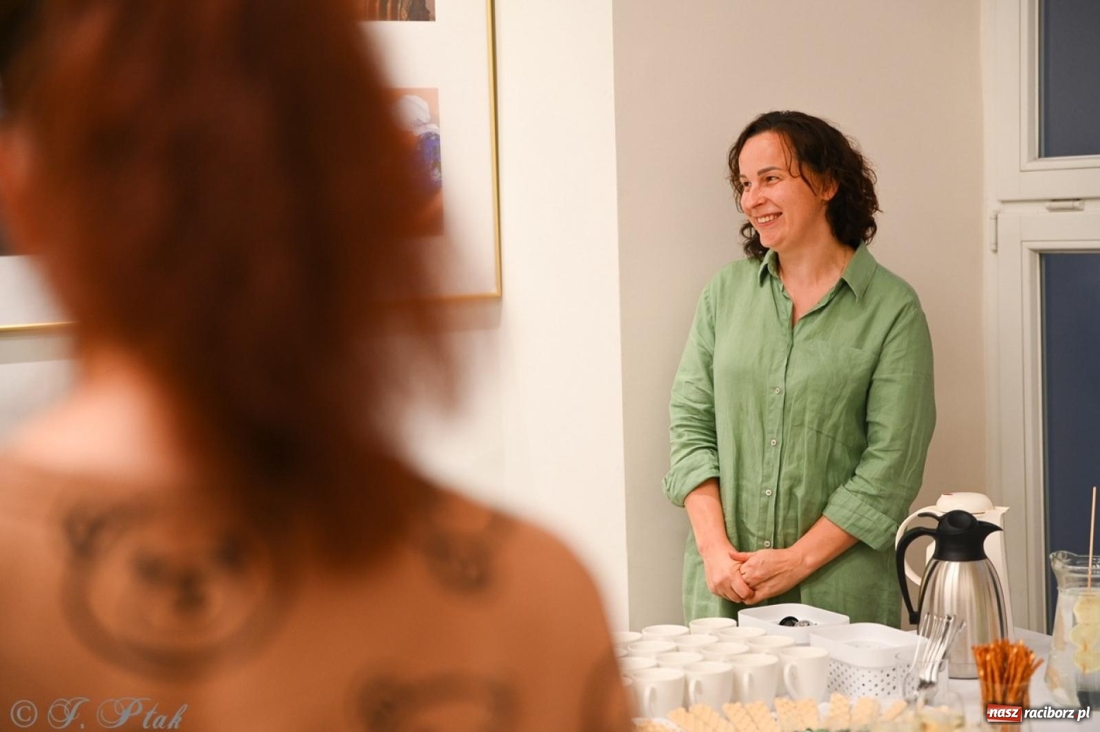 Zdjęcie w galerii na portalu naszraciborz.pl: Sztuka przeciw wojnie – Spotkanie z Tetianą Oleksiienką i Tają Levchenko w Bibliotece Raciborskiej wiadomości z regionu