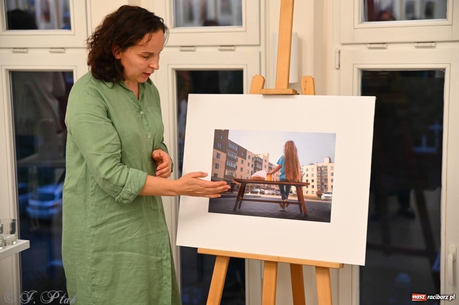 Zdjęcie w galerii na portalu naszraciborz.pl: Sztuka przeciw wojnie – Spotkanie z Tetianą Oleksiienką i Tają Levchenko w Bibliotece Raciborskiej wiadomości z regionu