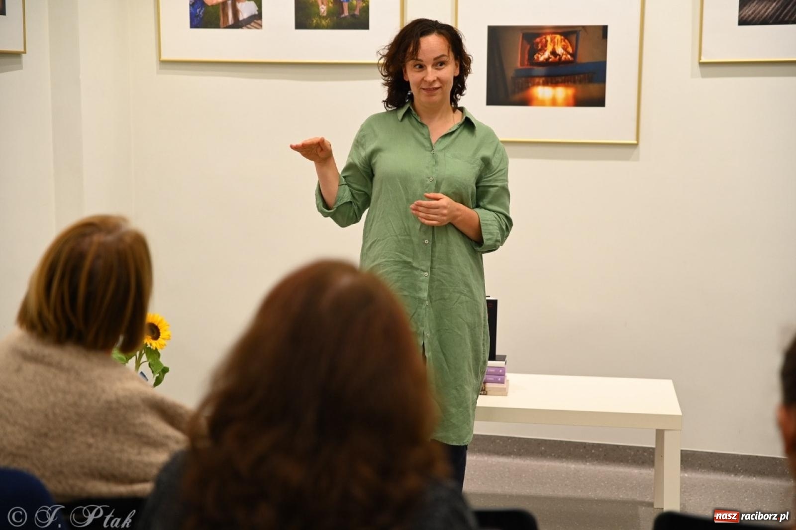 Zdjęcie w galerii na portalu naszraciborz.pl: Sztuka przeciw wojnie – Spotkanie z Tetianą Oleksiienką i Tają Levchenko w Bibliotece Raciborskiej wiadomości z regionu