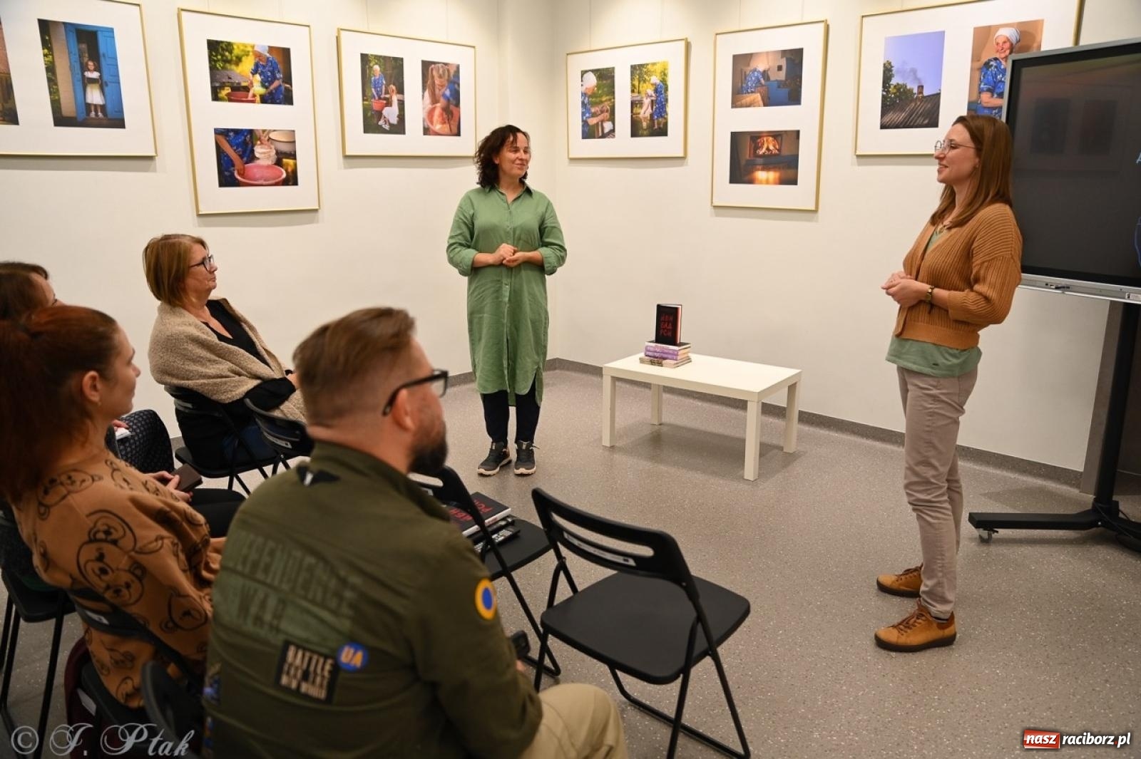 Zdjęcie w galerii na portalu naszraciborz.pl: Sztuka przeciw wojnie – Spotkanie z Tetianą Oleksiienką i Tają Levchenko w Bibliotece Raciborskiej wiadomości z regionu