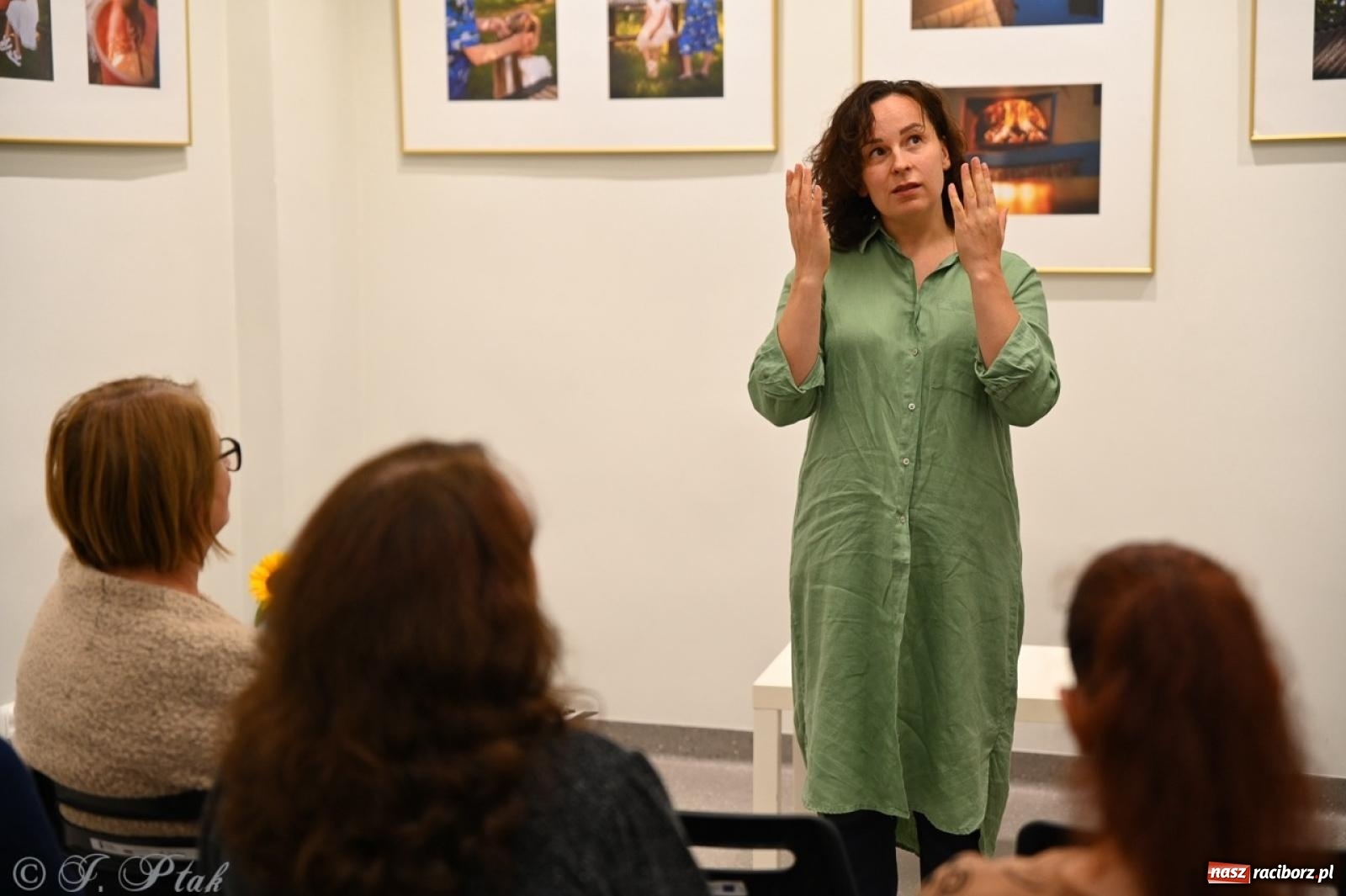 Zdjęcie w galerii na portalu naszraciborz.pl: Sztuka przeciw wojnie – Spotkanie z Tetianą Oleksiienką i Tają Levchenko w Bibliotece Raciborskiej wiadomości z regionu