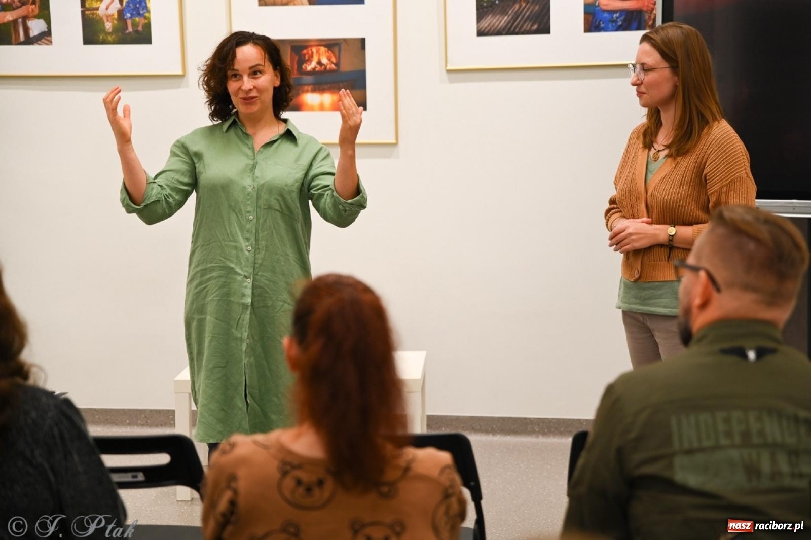 Zdjęcie w galerii na portalu naszraciborz.pl: Sztuka przeciw wojnie – Spotkanie z Tetianą Oleksiienką i Tają Levchenko w Bibliotece Raciborskiej wiadomości z regionu
