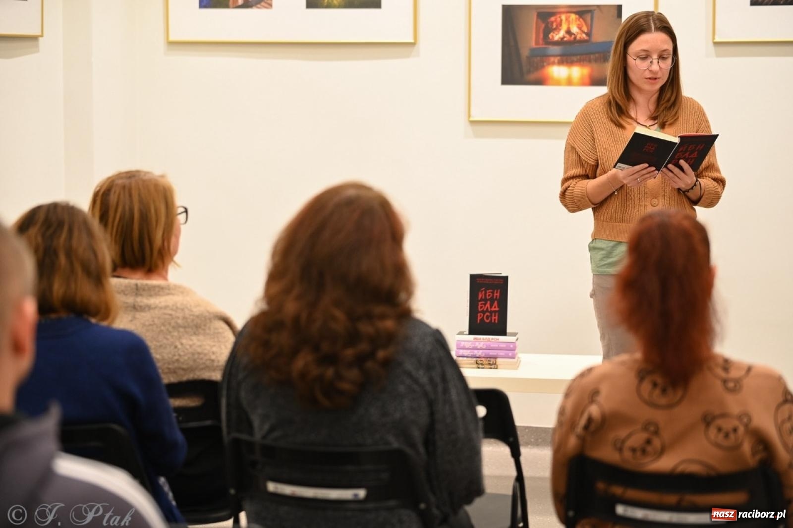 Zdjęcie w galerii na portalu naszraciborz.pl: Sztuka przeciw wojnie – Spotkanie z Tetianą Oleksiienką i Tają Levchenko w Bibliotece Raciborskiej wiadomości z regionu