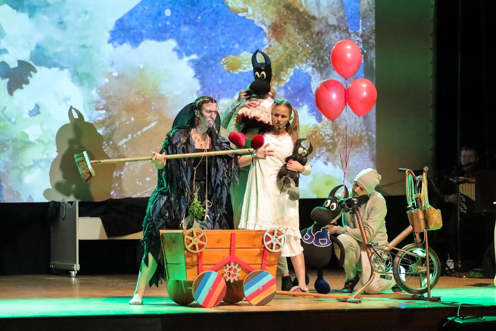 Zdjęcie w galerii na portalu naszraciborz.pl: Beboki. Kapitalny spektakl teatralny w Raciborskim Centrum Kultury wiadomości z regionu