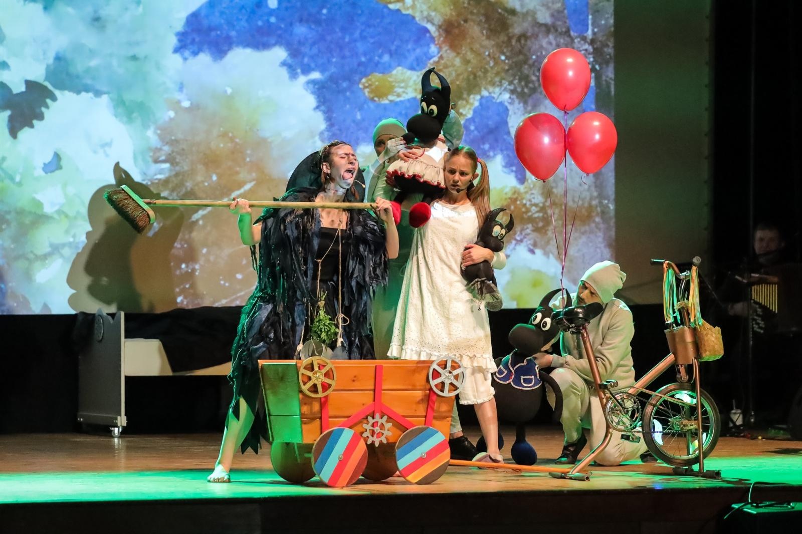 Zdjęcie w galerii na portalu naszraciborz.pl: Beboki. Kapitalny spektakl teatralny w Raciborskim Centrum Kultury wiadomości z regionu