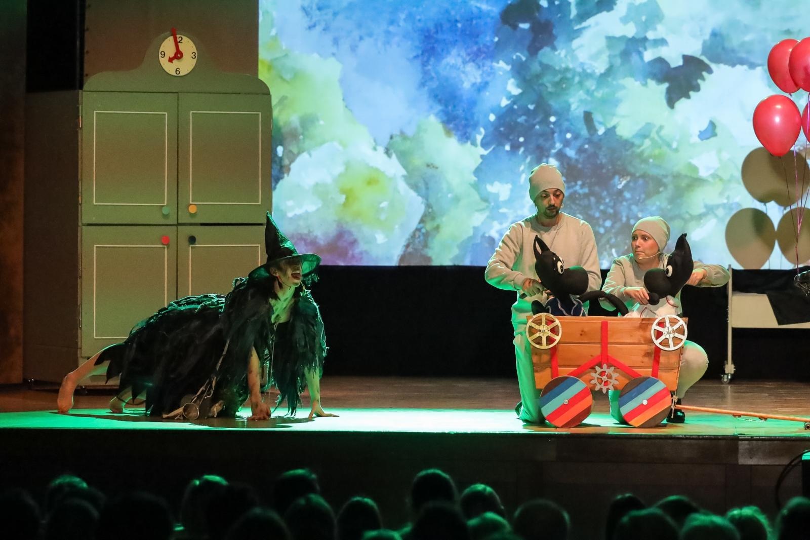 Zdjęcie w galerii na portalu naszraciborz.pl: Beboki. Kapitalny spektakl teatralny w Raciborskim Centrum Kultury wiadomości z regionu