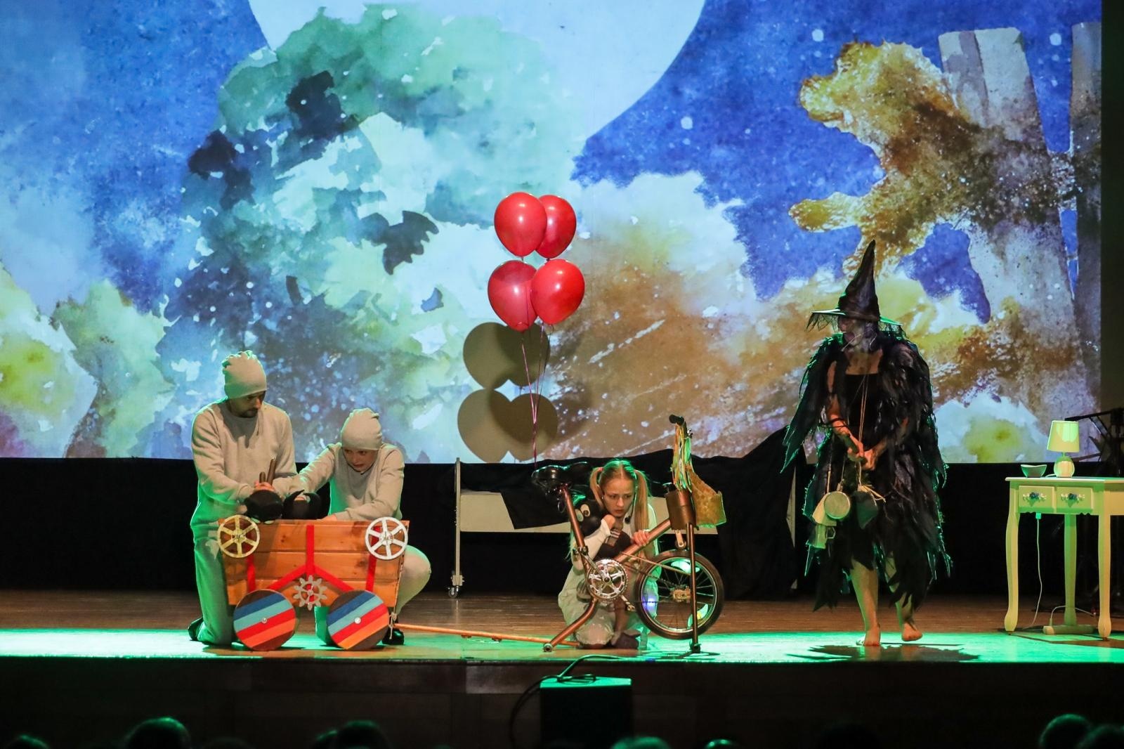 Zdjęcie w galerii na portalu naszraciborz.pl: Beboki. Kapitalny spektakl teatralny w Raciborskim Centrum Kultury wiadomości z regionu