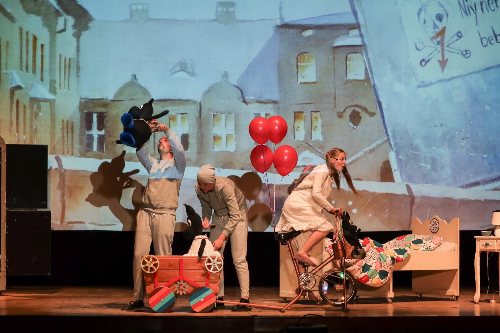 Zdjęcie w galerii na portalu naszraciborz.pl: Beboki. Kapitalny spektakl teatralny w Raciborskim Centrum Kultury wiadomości z regionu