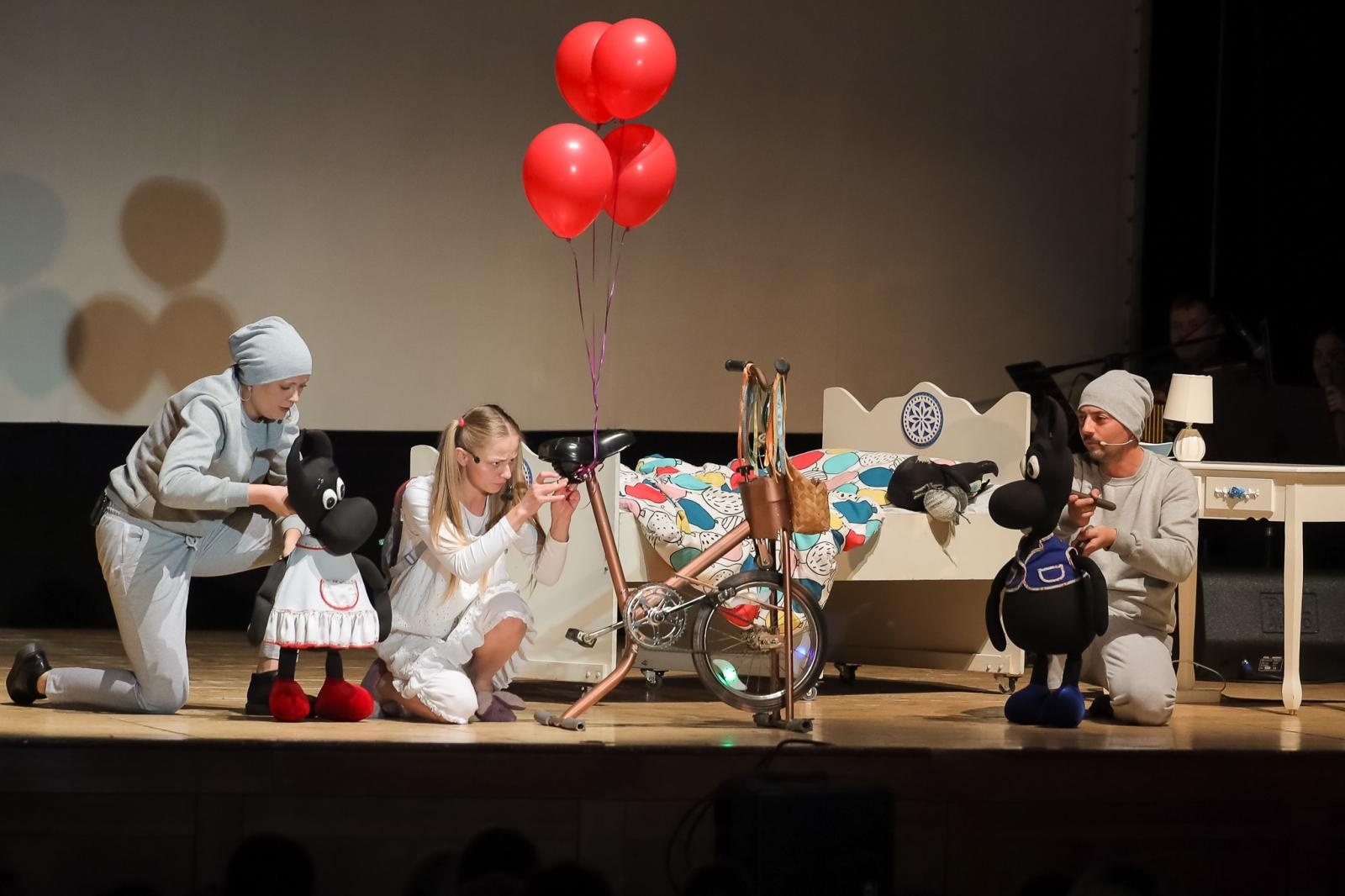 Zdjęcie w galerii na portalu naszraciborz.pl: Beboki. Kapitalny spektakl teatralny w Raciborskim Centrum Kultury wiadomości z regionu