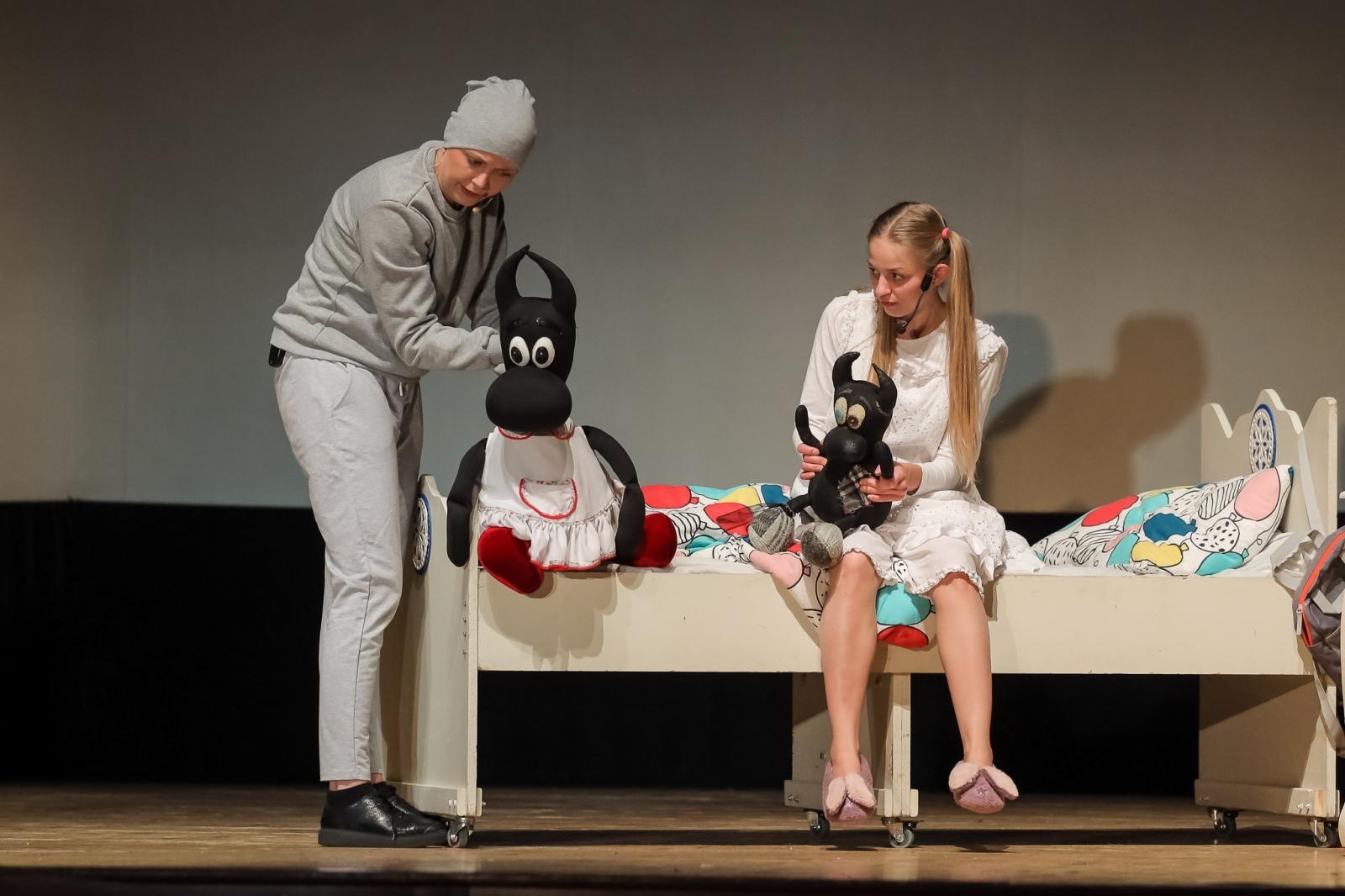 Zdjęcie w galerii na portalu naszraciborz.pl: Beboki. Kapitalny spektakl teatralny w Raciborskim Centrum Kultury wiadomości z regionu