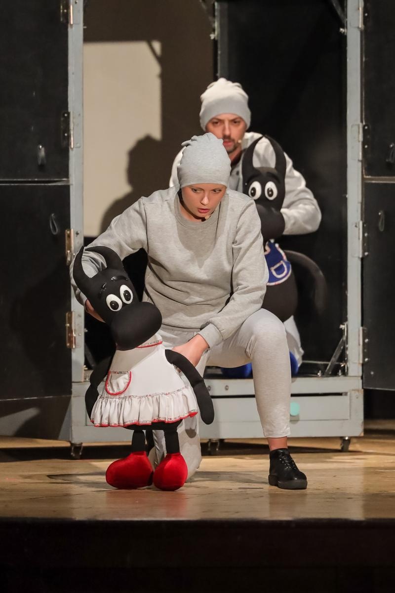 Zdjęcie w galerii na portalu naszraciborz.pl: Beboki. Kapitalny spektakl teatralny w Raciborskim Centrum Kultury wiadomości z regionu