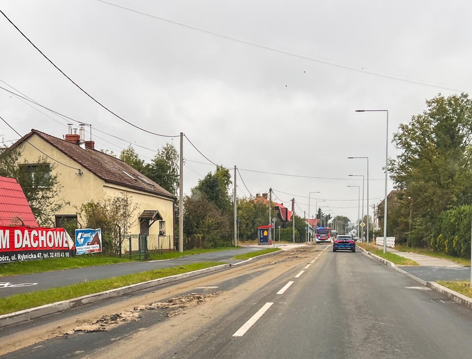 Zdjęcie w galerii na portalu naszraciborz.pl: Wielkie sprzątanie na Rybnickiej przez nieuwagę kierowcy wiadomości z regionu