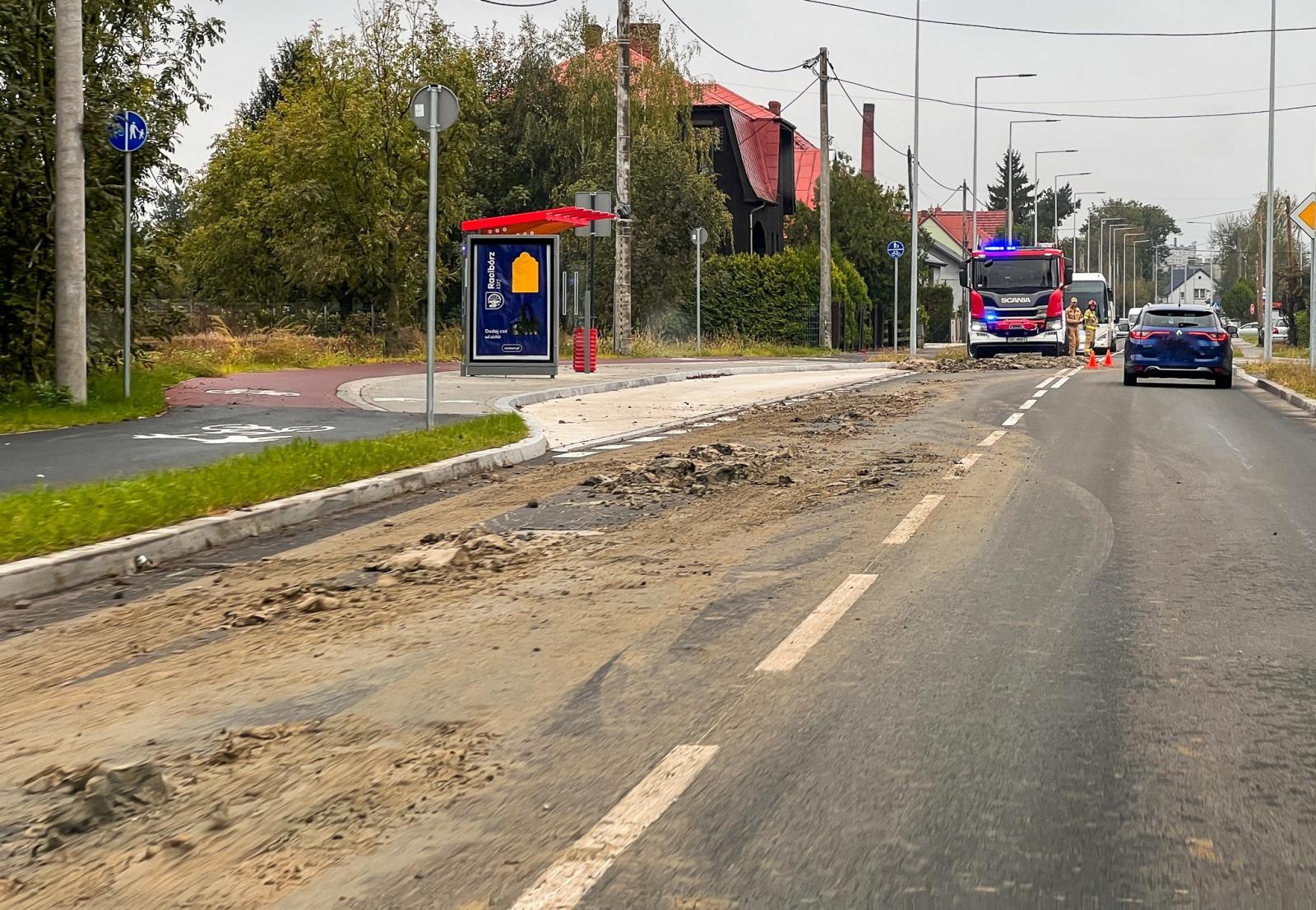 Zdjęcie w galerii na portalu naszraciborz.pl: Wielkie sprzątanie na Rybnickiej przez nieuwagę kierowcy wiadomości z regionu
