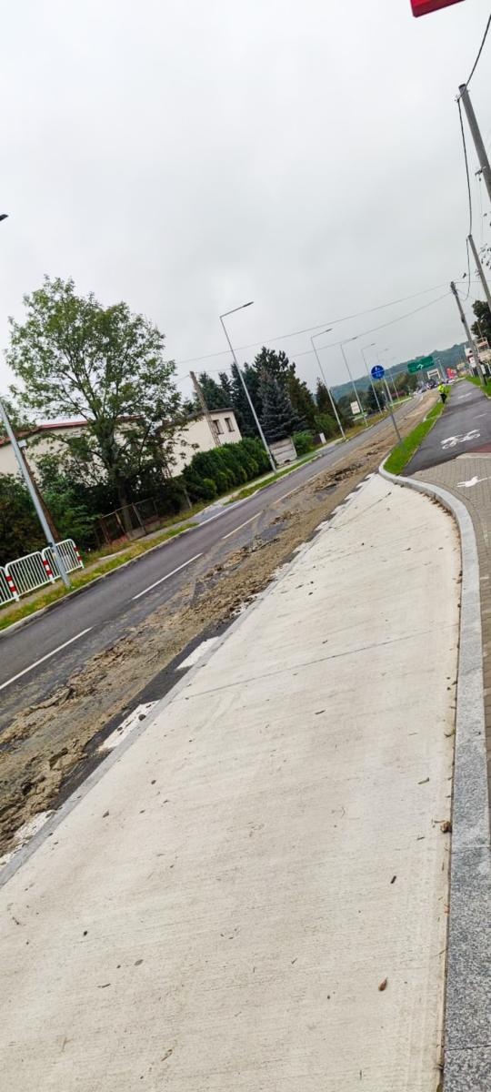 Zdjęcie w galerii na portalu naszraciborz.pl: Wielkie sprzątanie na Rybnickiej przez nieuwagę kierowcy wiadomości z regionu