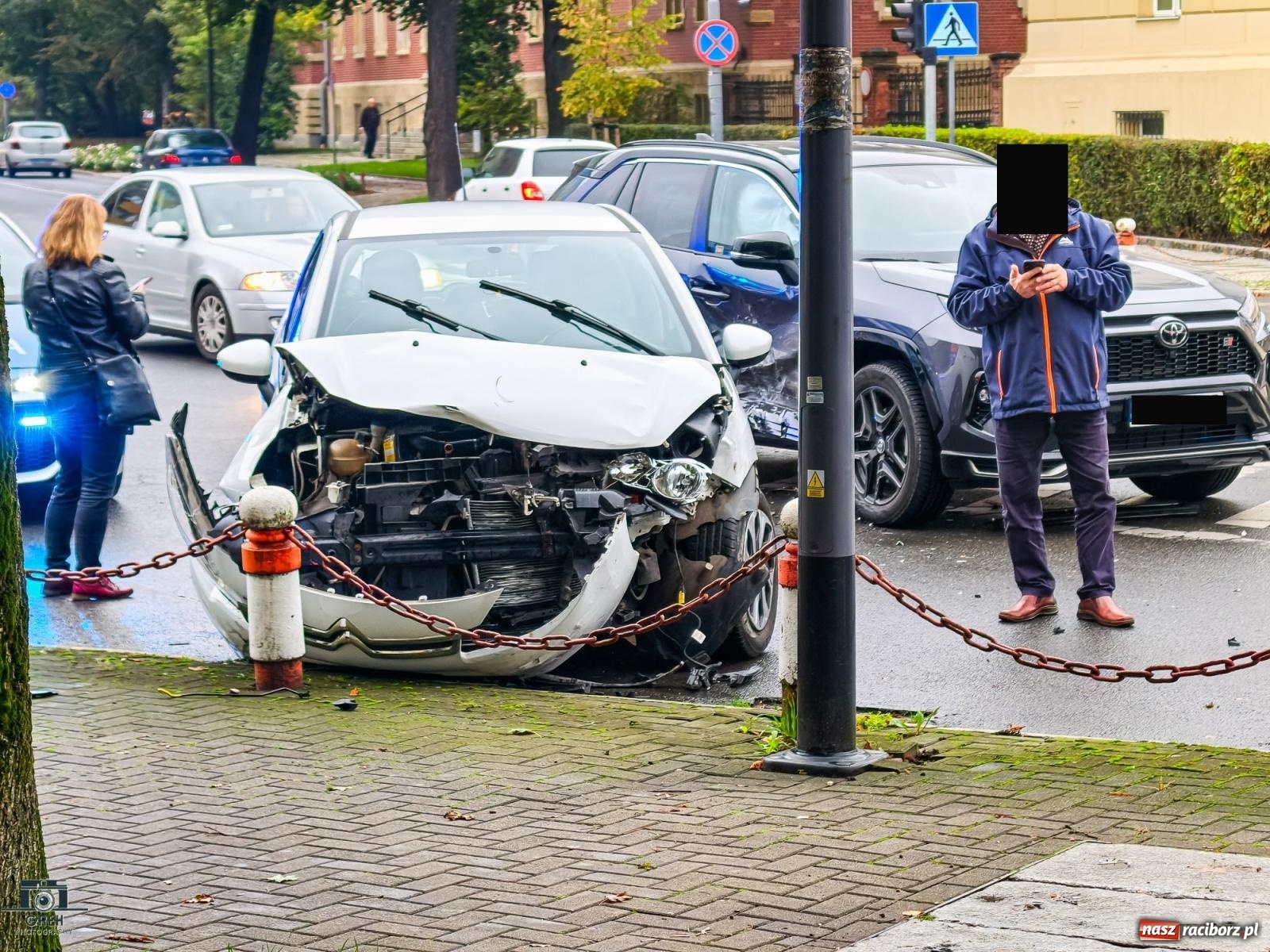 Zdjęcie w galerii na portalu naszraciborz.pl: Citroen i toyota zderzyły się na skrzyżowaniu przy sądzie [FOTO] wiadomości z regionu